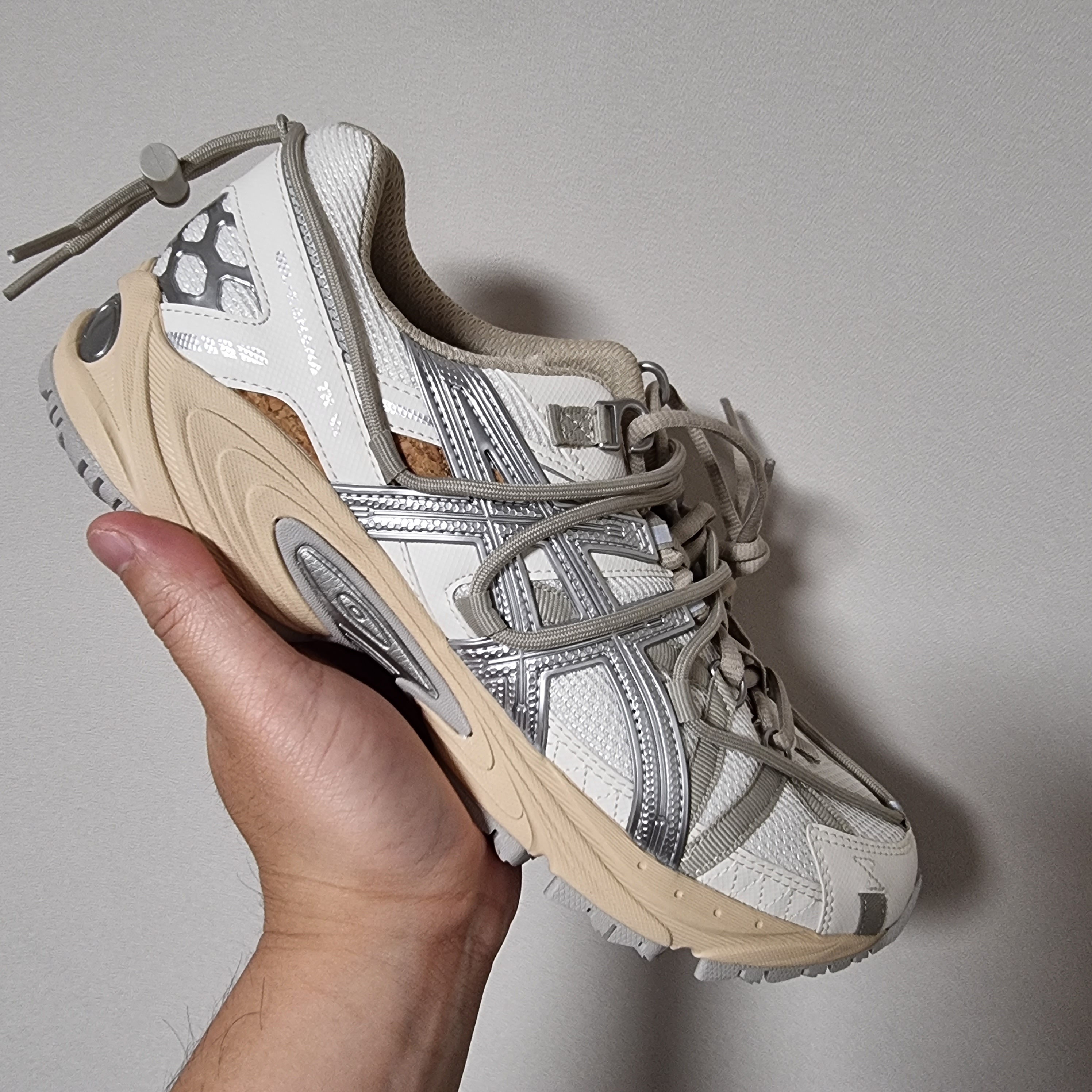 Asics Gel-Kahana TR V2 White Beige 착용 스타일 - 1