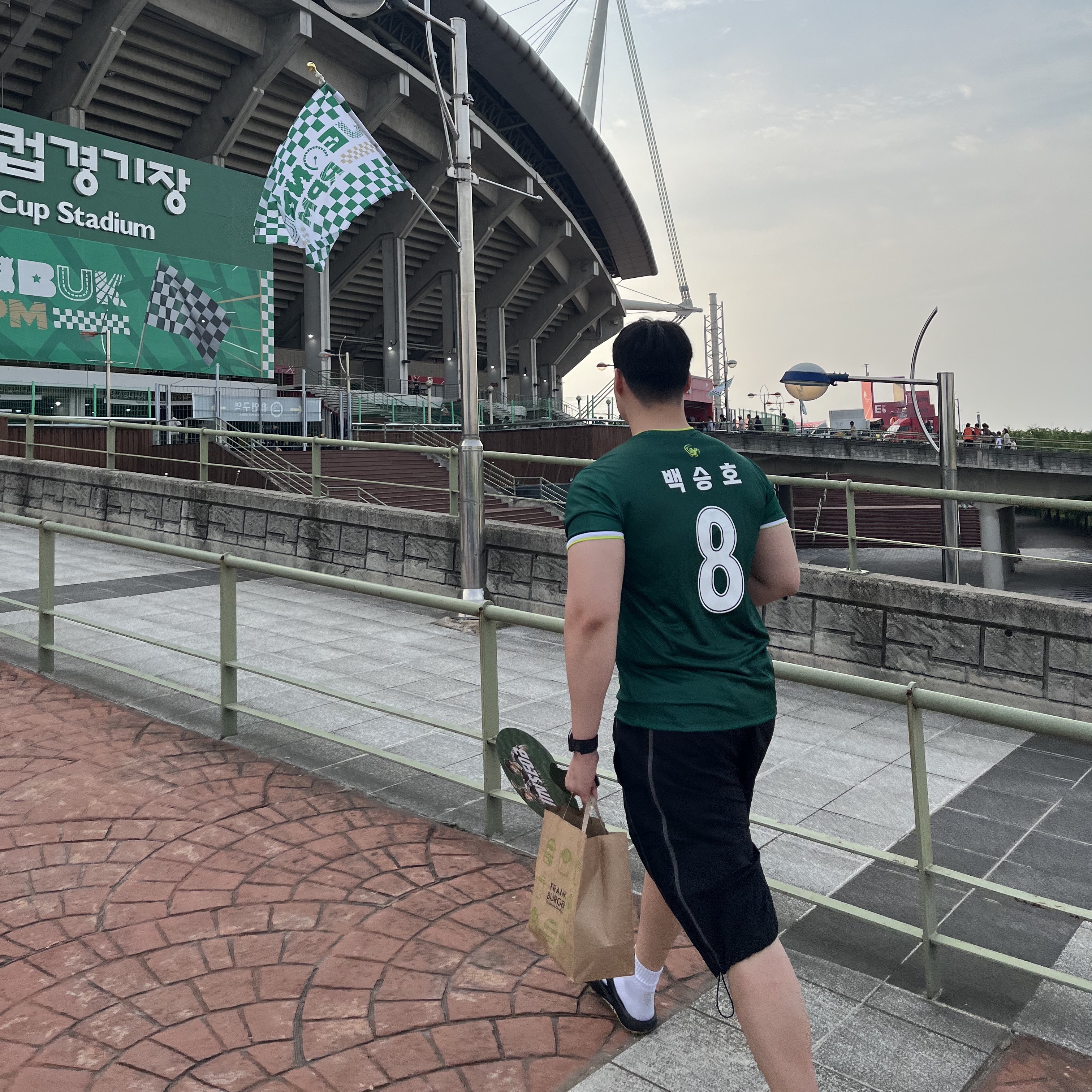 스투시 x 마틴 로즈 스탠드 펌 피그먼트 다이드 티셔츠 내츄럴, 킨 샨티 블랙 던 블루 착용 스타일 - 3