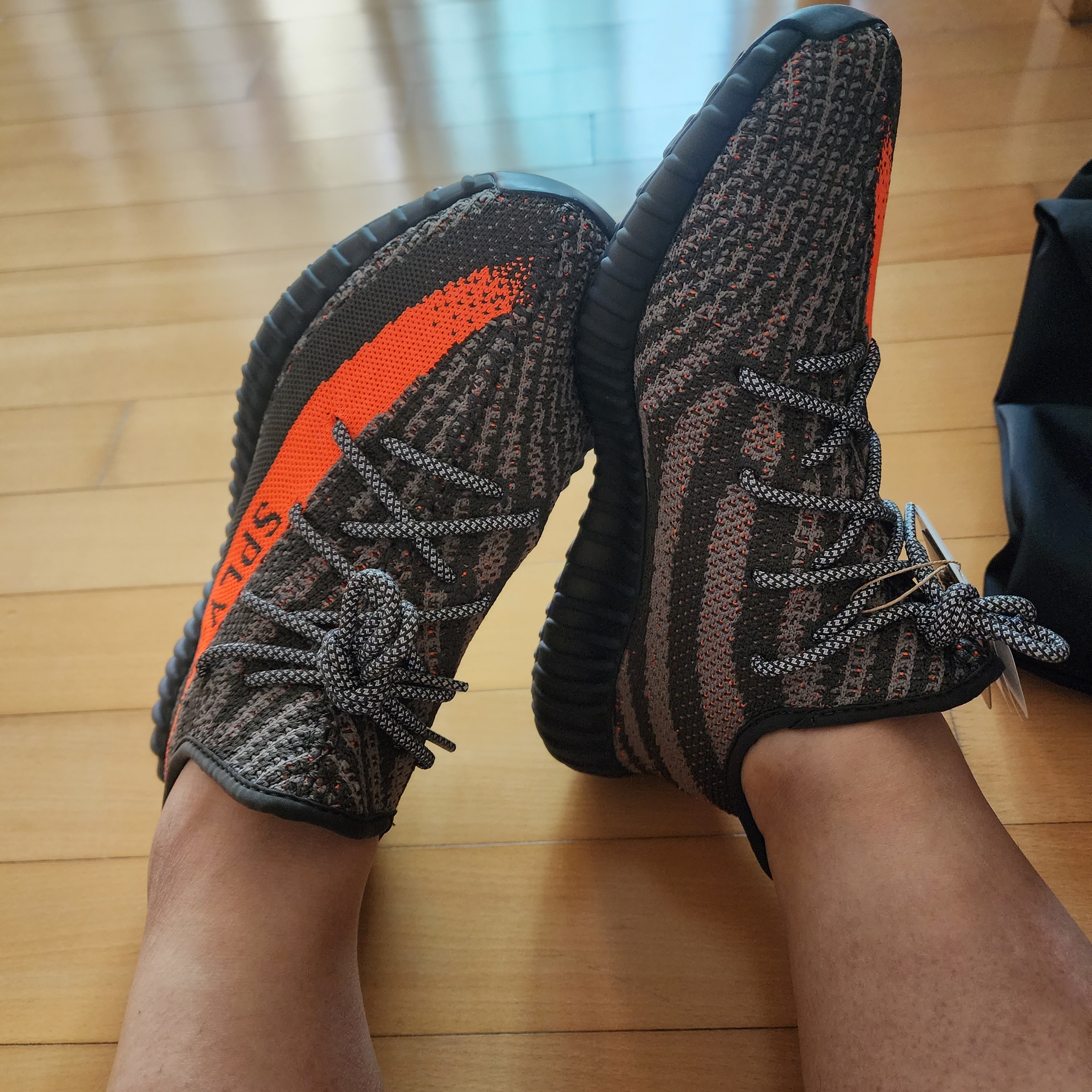 Adidas Yeezy Boost 350 V2 Carbon Beluga 착용 스타일