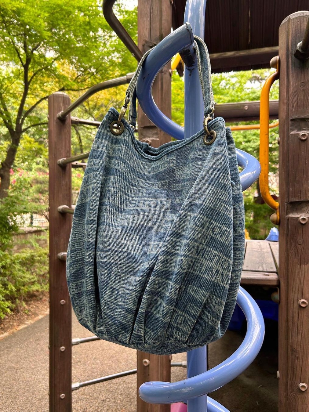 The Museum Visitor Logo Printed Totebag Washed Blue 착용 스타일 - 2
