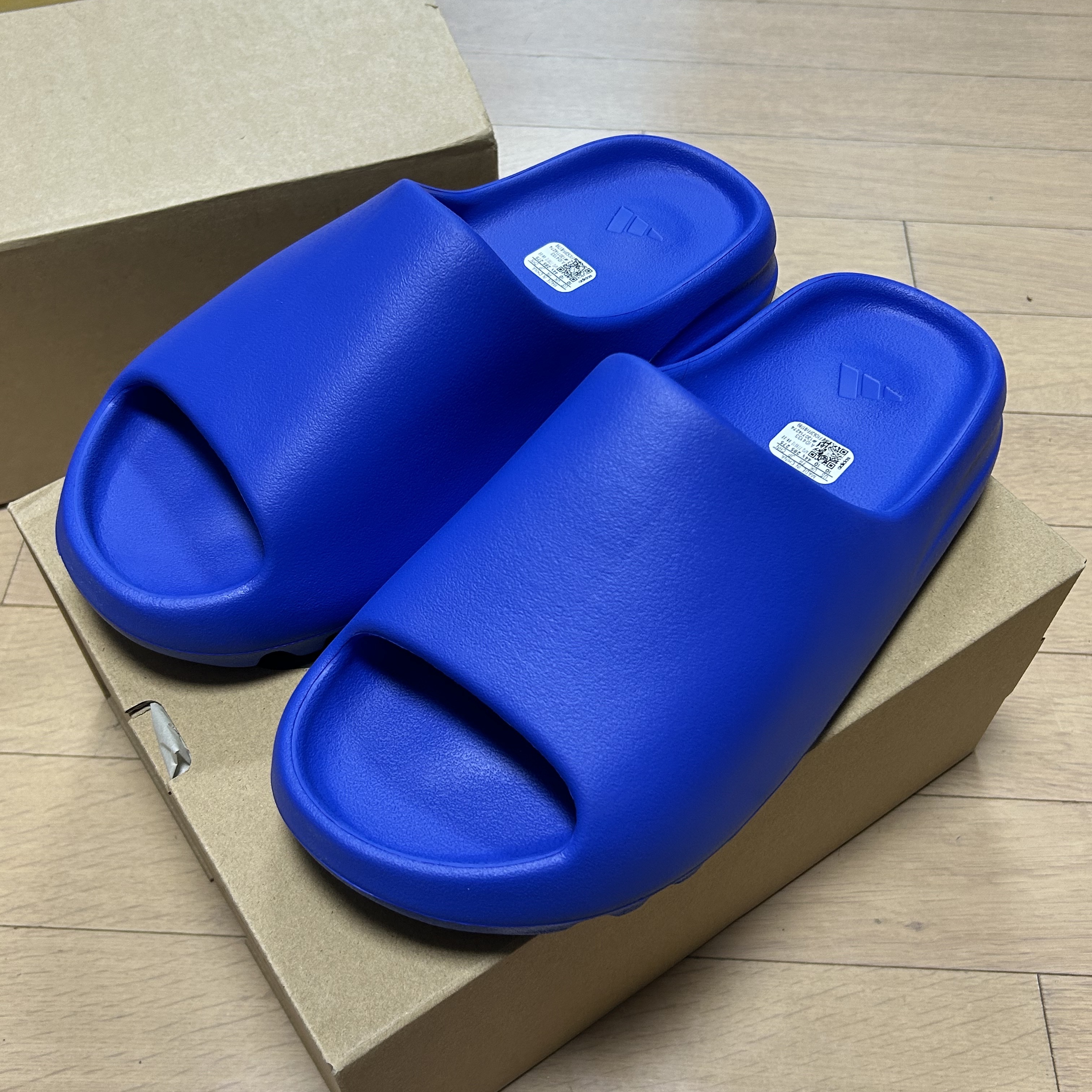 Adidas Yeezy Slide Azure 착용 스타일