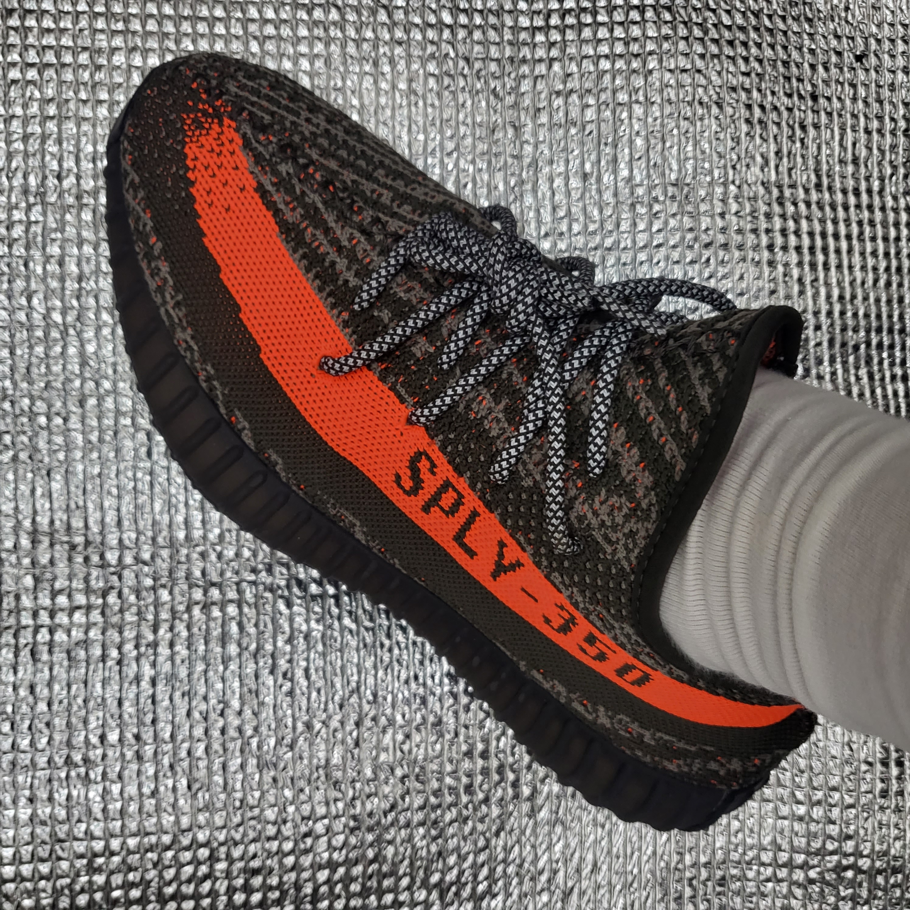 Adidas Yeezy Boost 350 V2 Carbon Beluga 착용 스타일