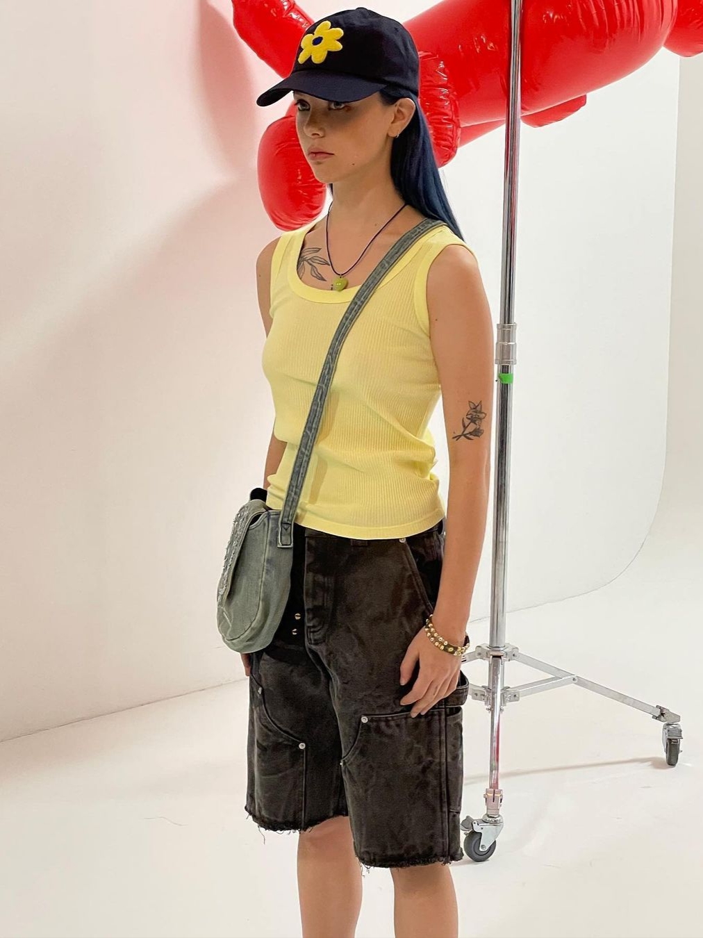 The Museum Visitor Bookle Flower Ballcap Navy, The Museum Visitor Heart Gem Denim Cross Bag 착용 스타일