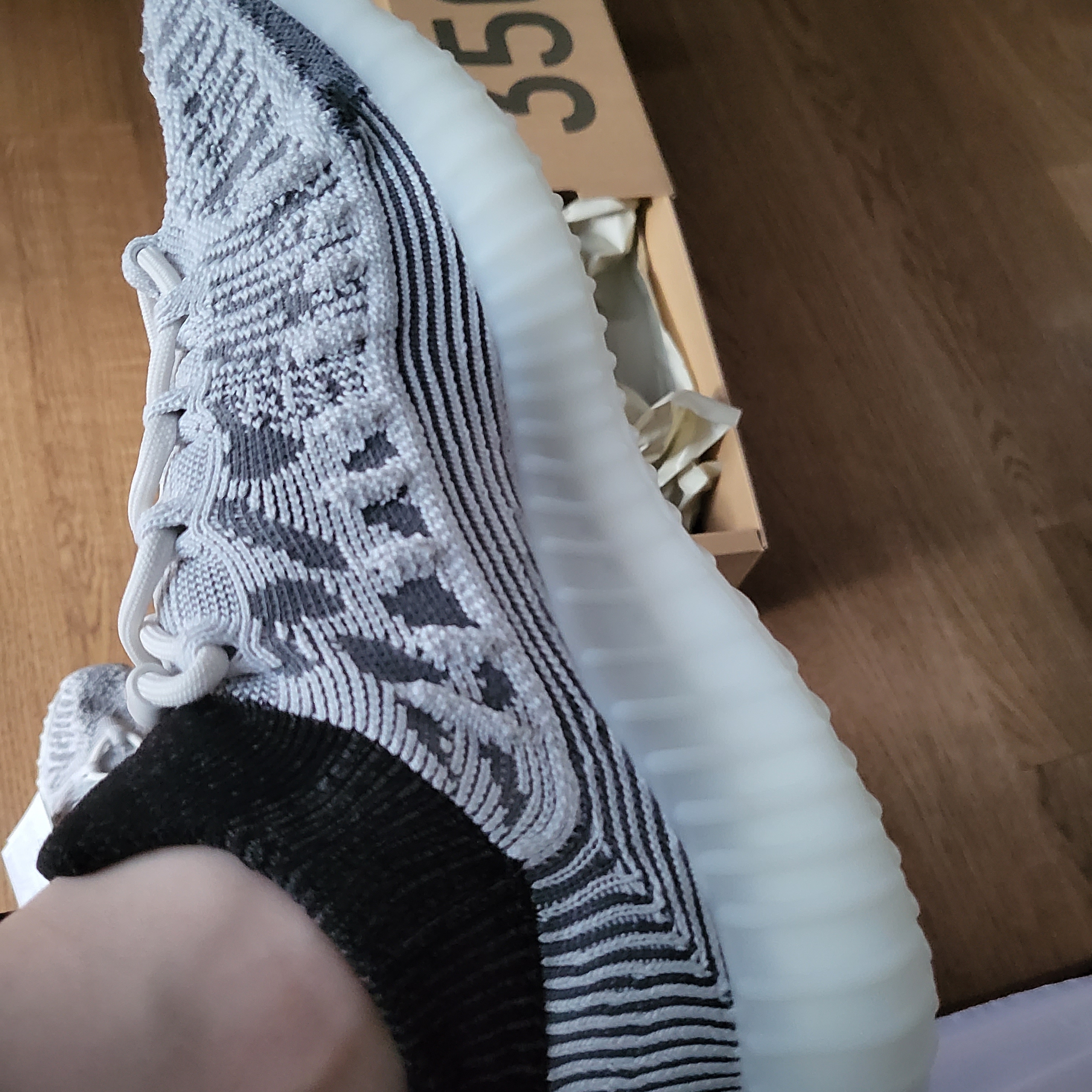 Adidas Yeezy 350 V2 CMPCT Slate White 착용 스타일 - 1
