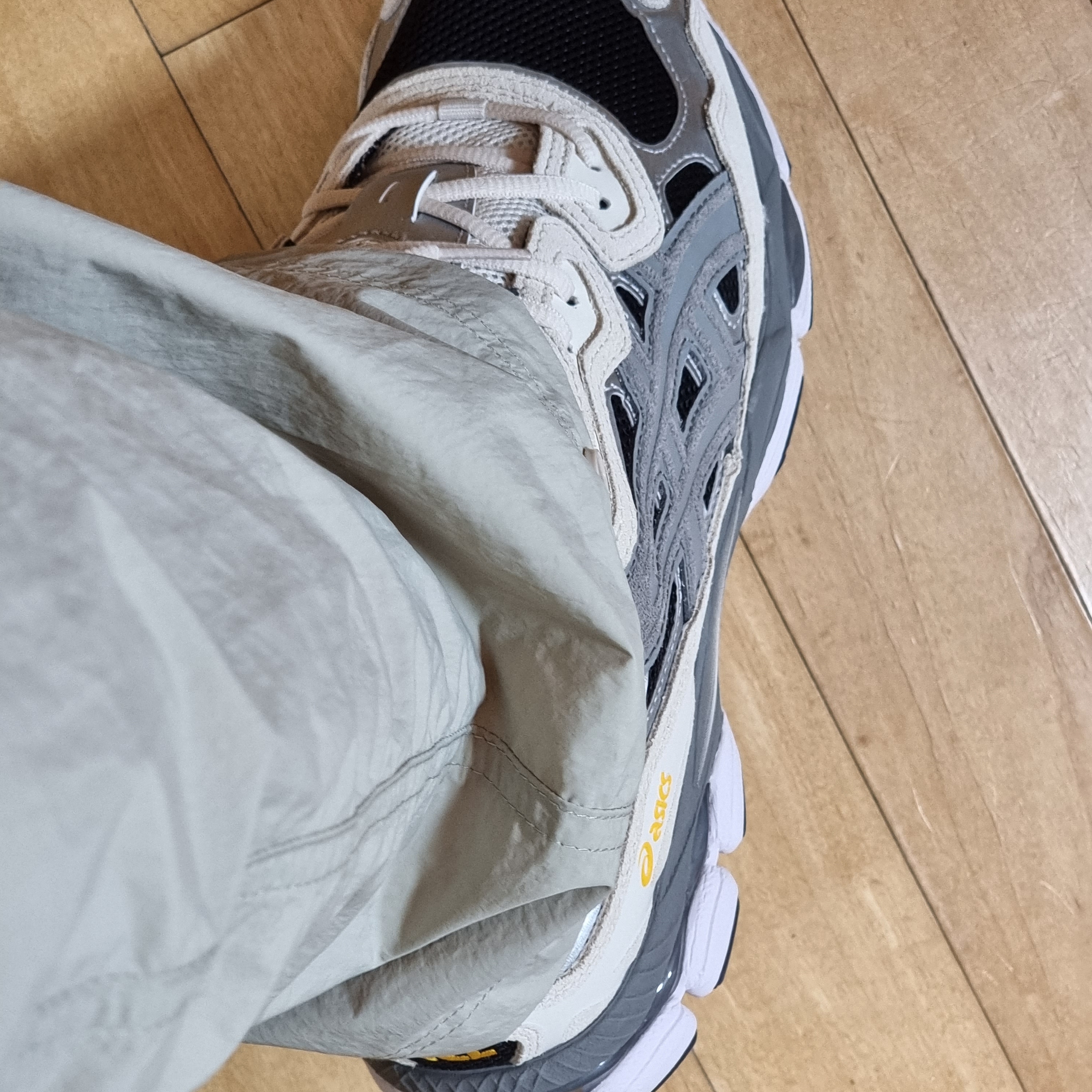 Asics Gel-NYC Black Clay Grey 착용 스타일 - 1