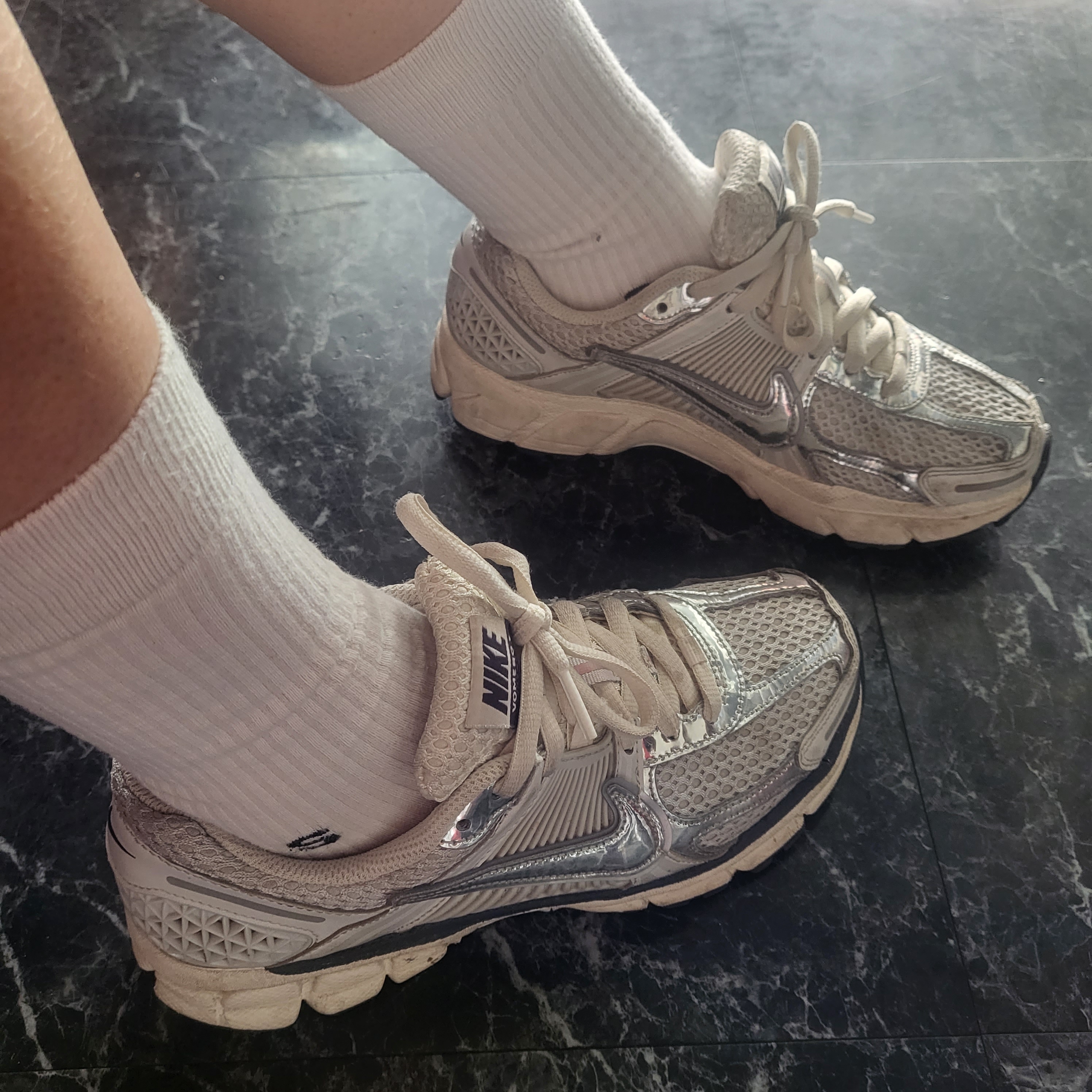 (W) Nike Zoom Vomero 5 Photon Dust and Metallic Silver 착용 스타일