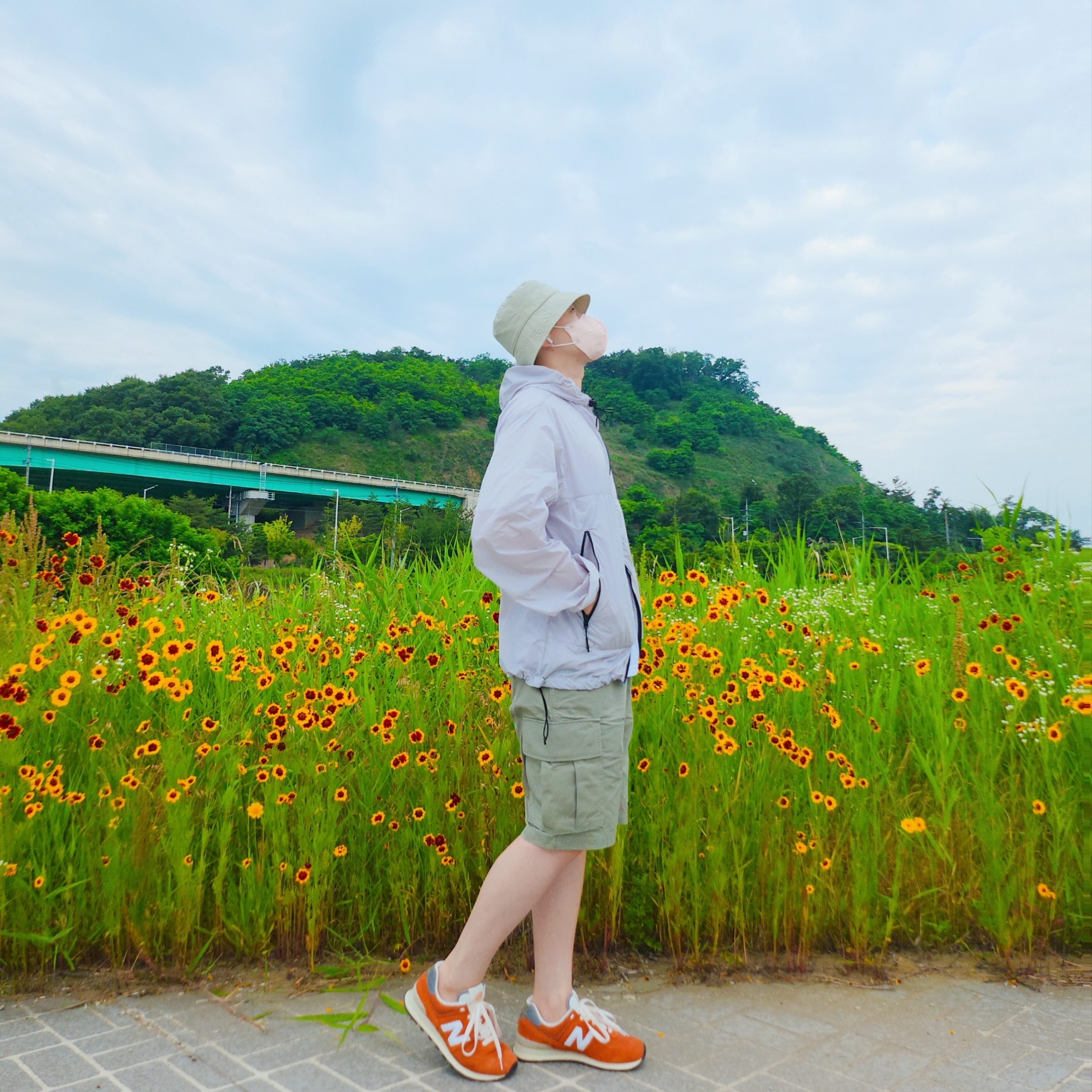 뉴발란스 574 헤리티지 오렌지 버스트 화이트 착용 스타일 - 1