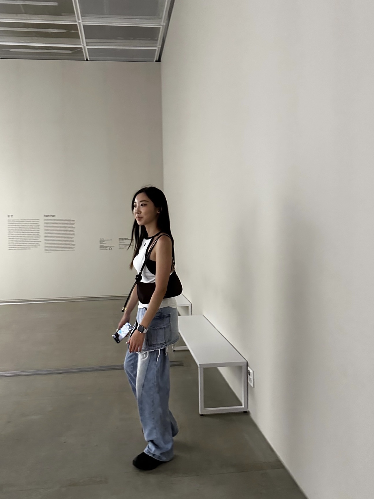 (W) Courreges Light Ribs Contrast Tank Top Heritage White Black, Jacquemus Le Bisou Perle Beaded Shoulder Bag Medium Brown 착용 스타일 - 2