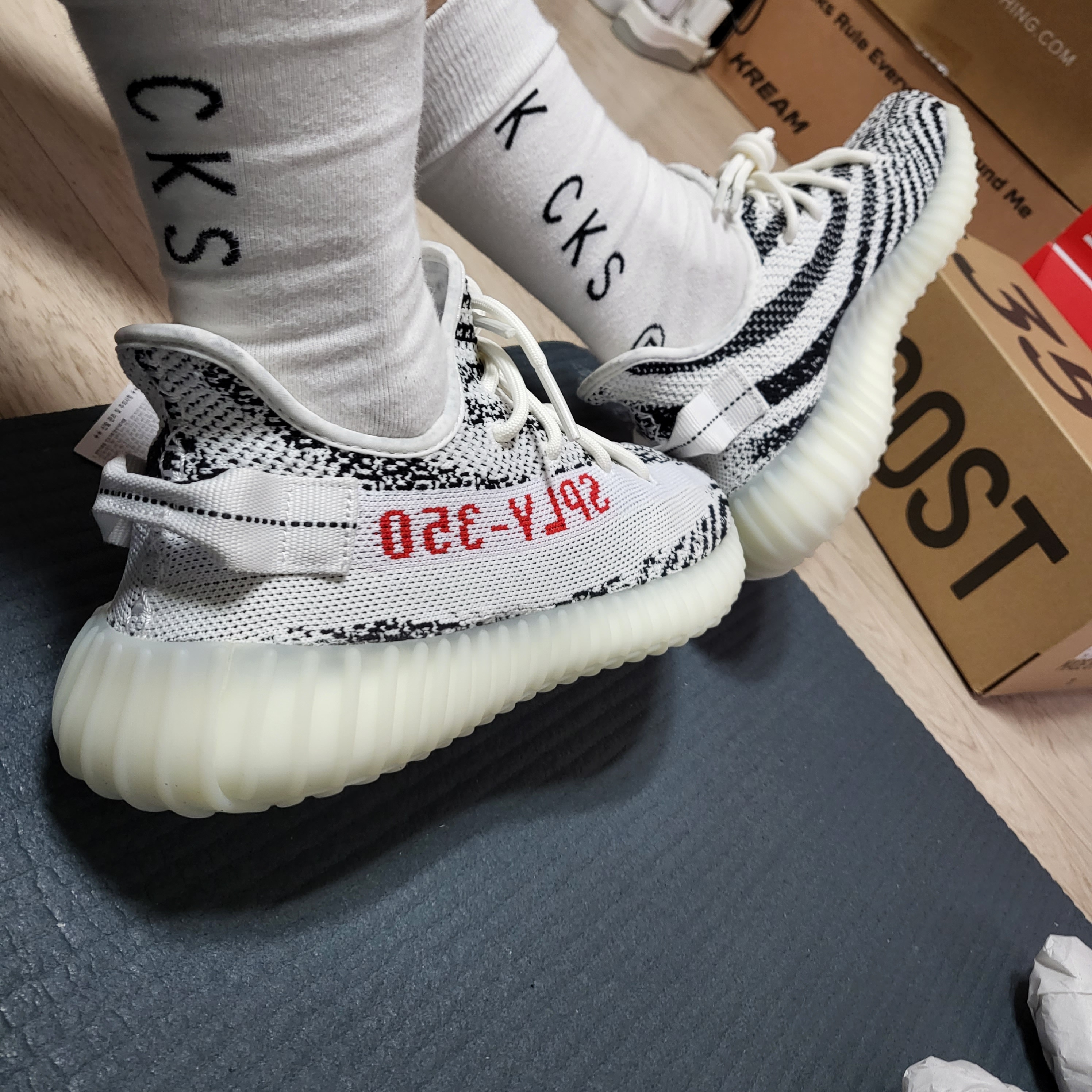 Adidas Yeezy Boost 350 V2 Zebra 2022/2023 착용 스타일 - 3