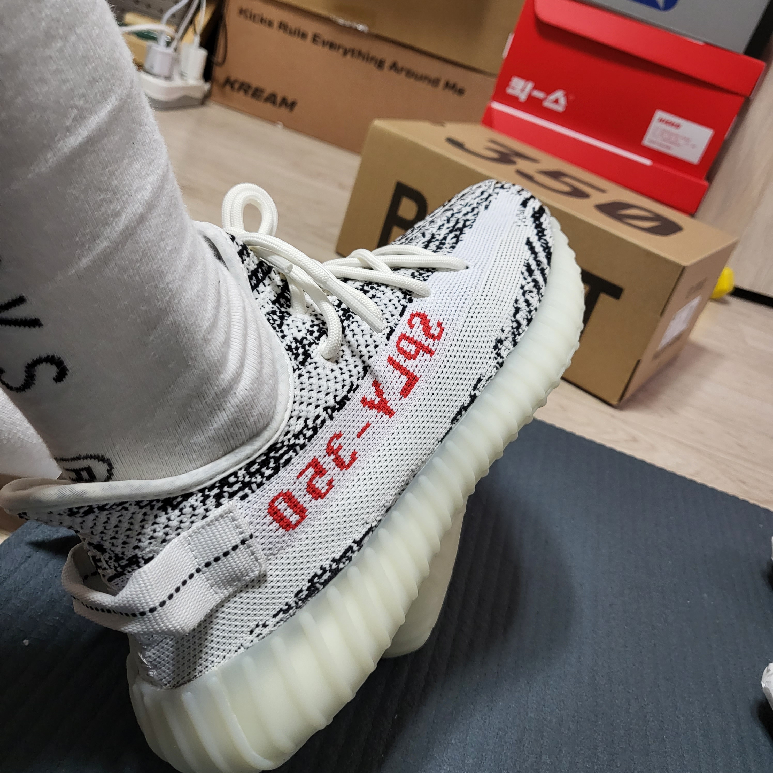 Adidas Yeezy Boost 350 V2 Zebra 2022/2023 착용 스타일 - 4