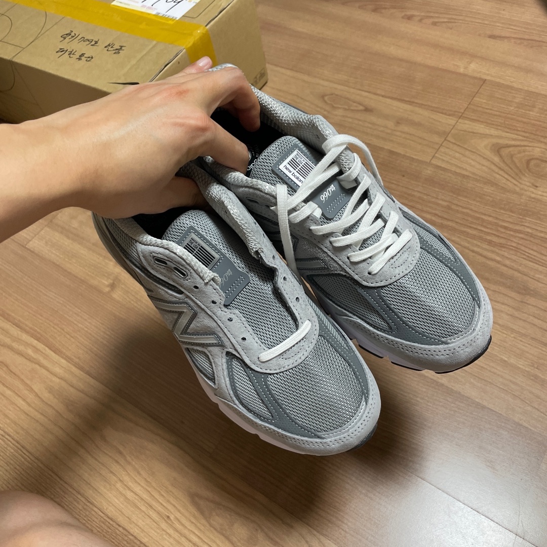 New Balance 990v4 Made in USA Grey Silver 착용 스타일 - 2