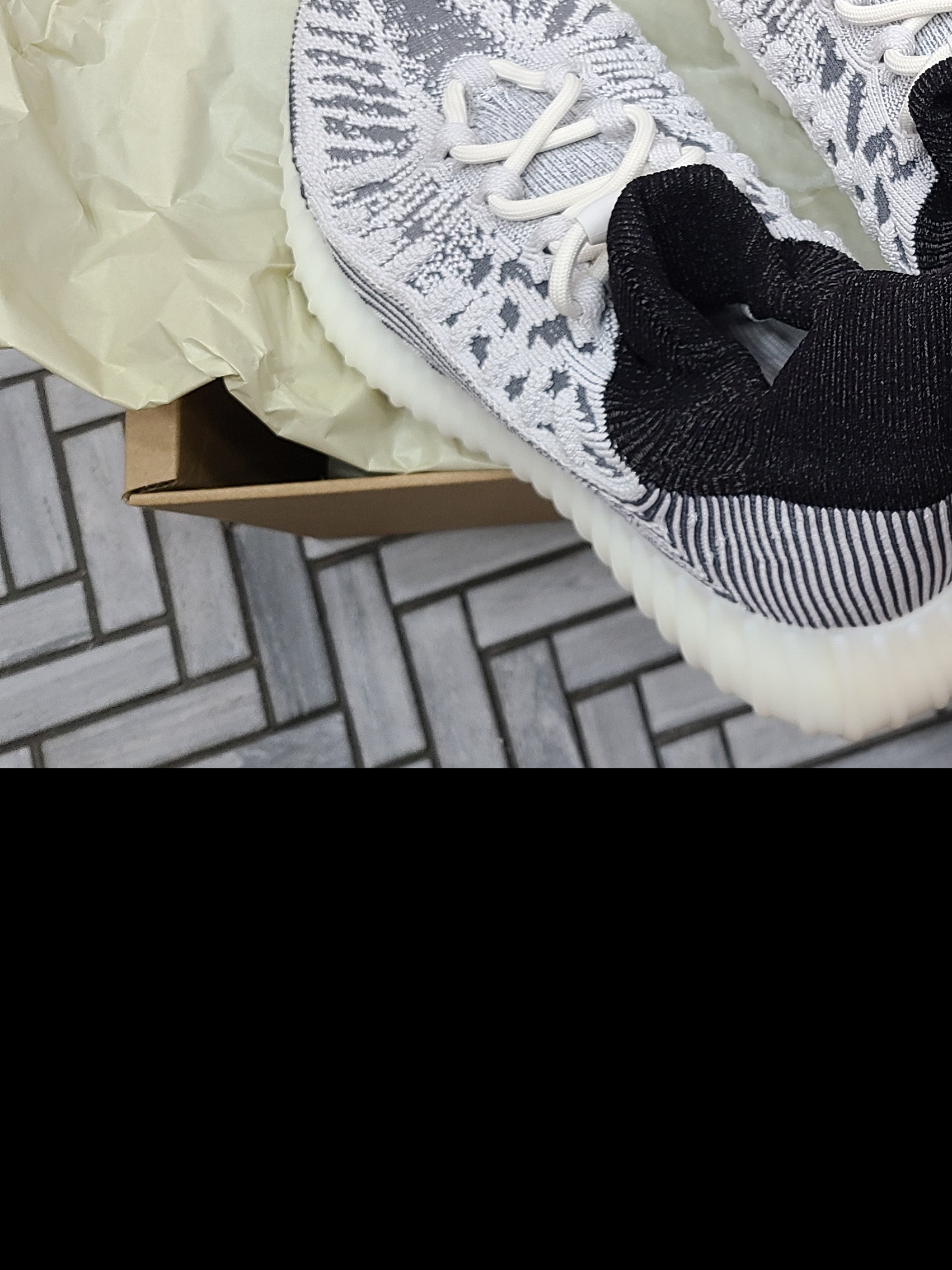 Adidas Yeezy 350 V2 CMPCT Slate White 착용 스타일
