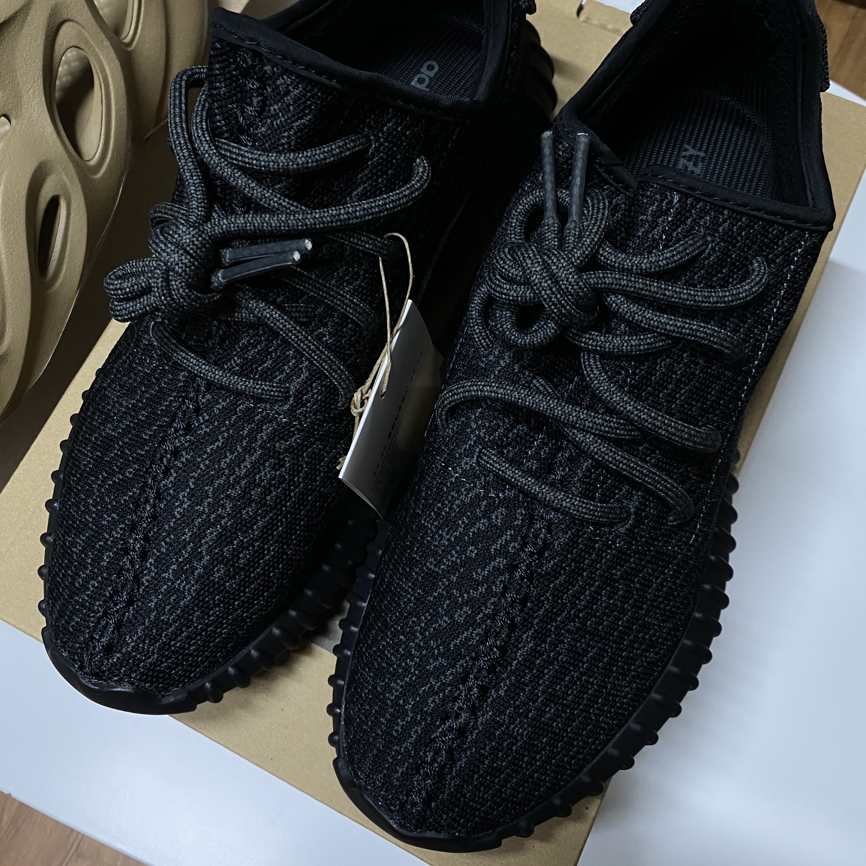 Adidas Yeezy Boost 350 Pirate Black 2023 착용 스타일