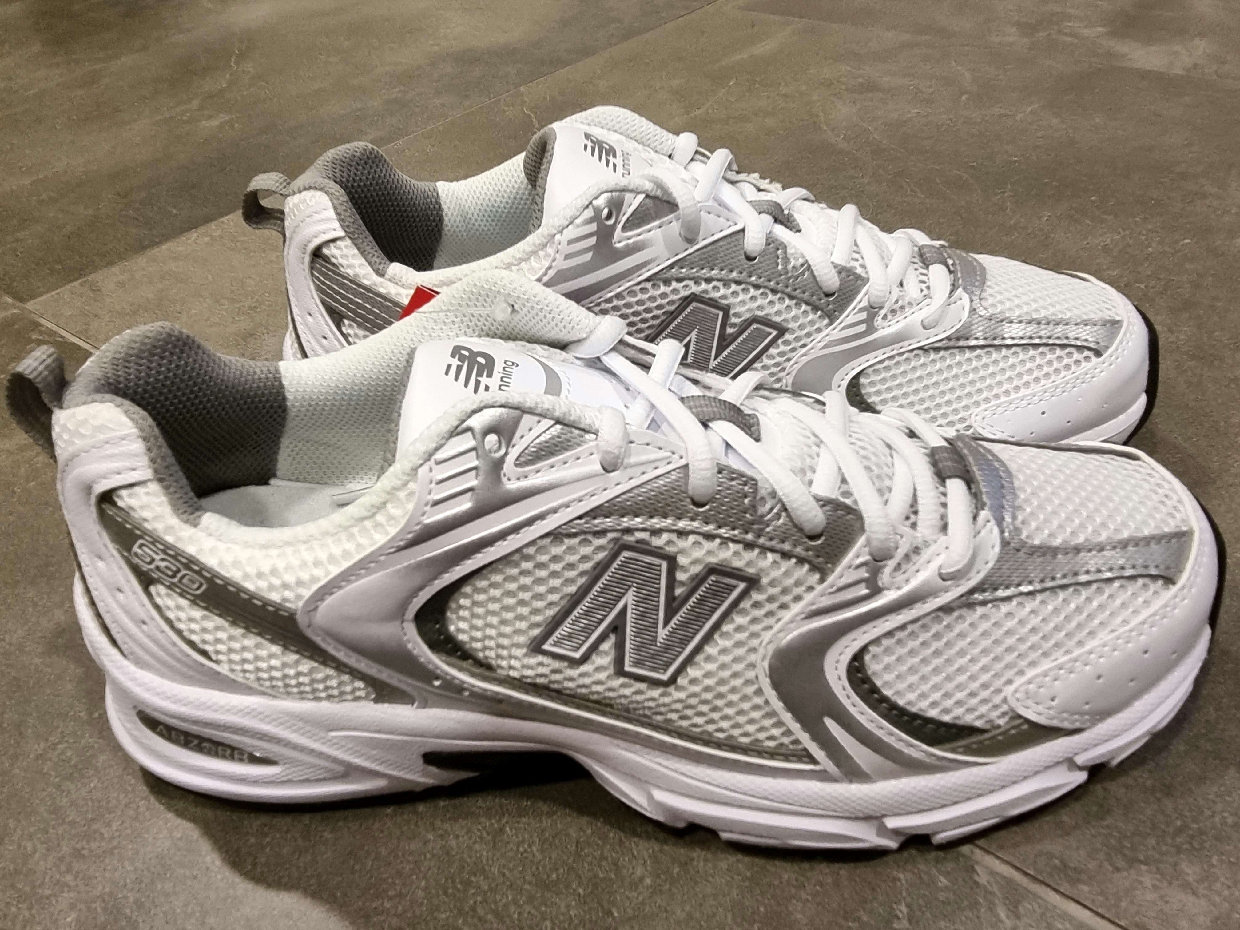 New Balance 530 White Silver 착용 스타일 - 4