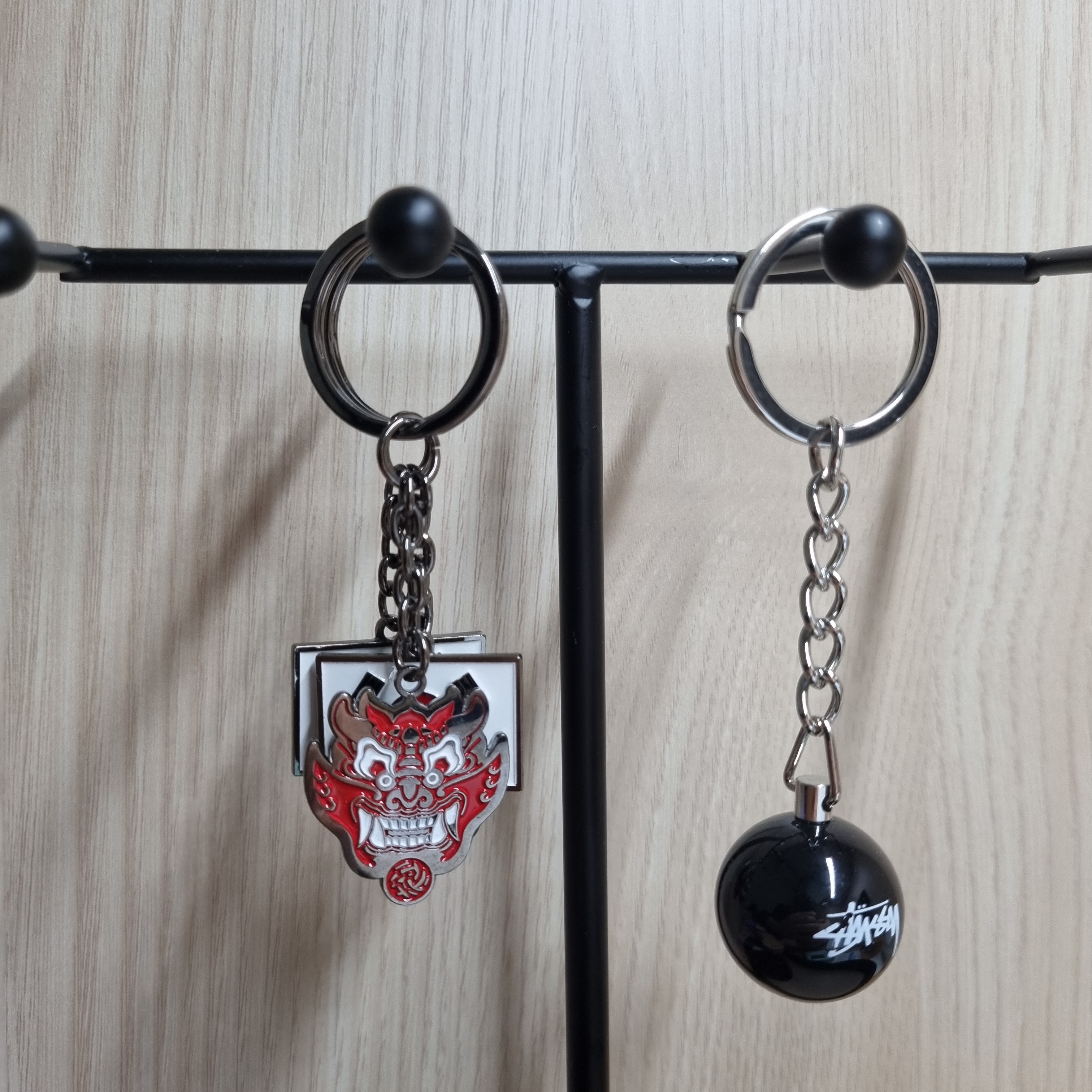 Stussy 8 Ball Keychain Black, [KREAM 단독] Over The Pitch x Red Devils Keyring Red (2 Pack) 착용 스타일