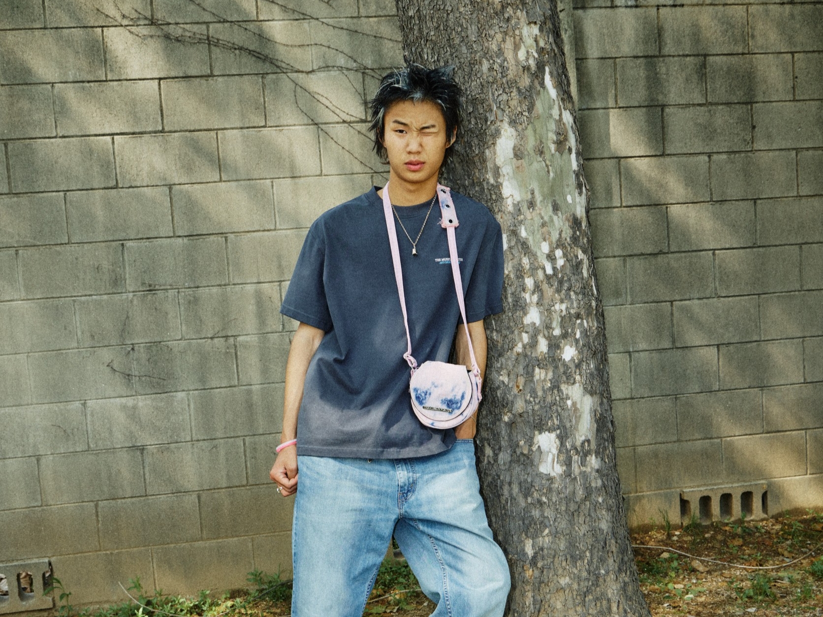 The Museum Visitor Washed Denim Minibag Pink Blue 착용 스타일