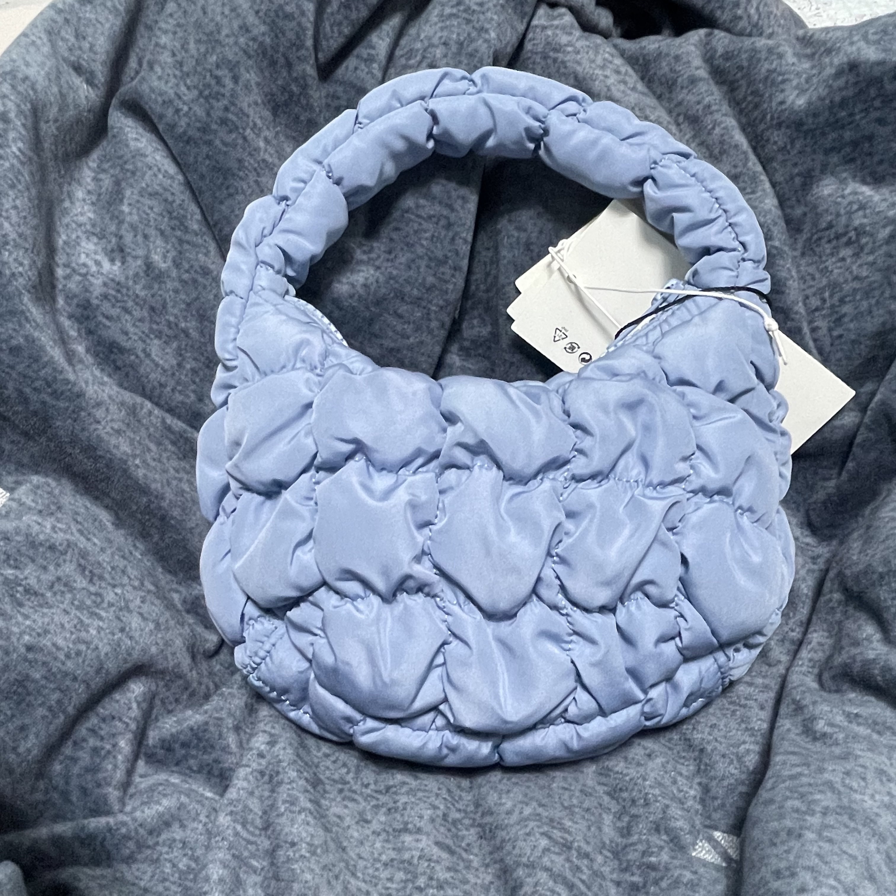 COS Quilted Micro Bag Blue 착용 스타일