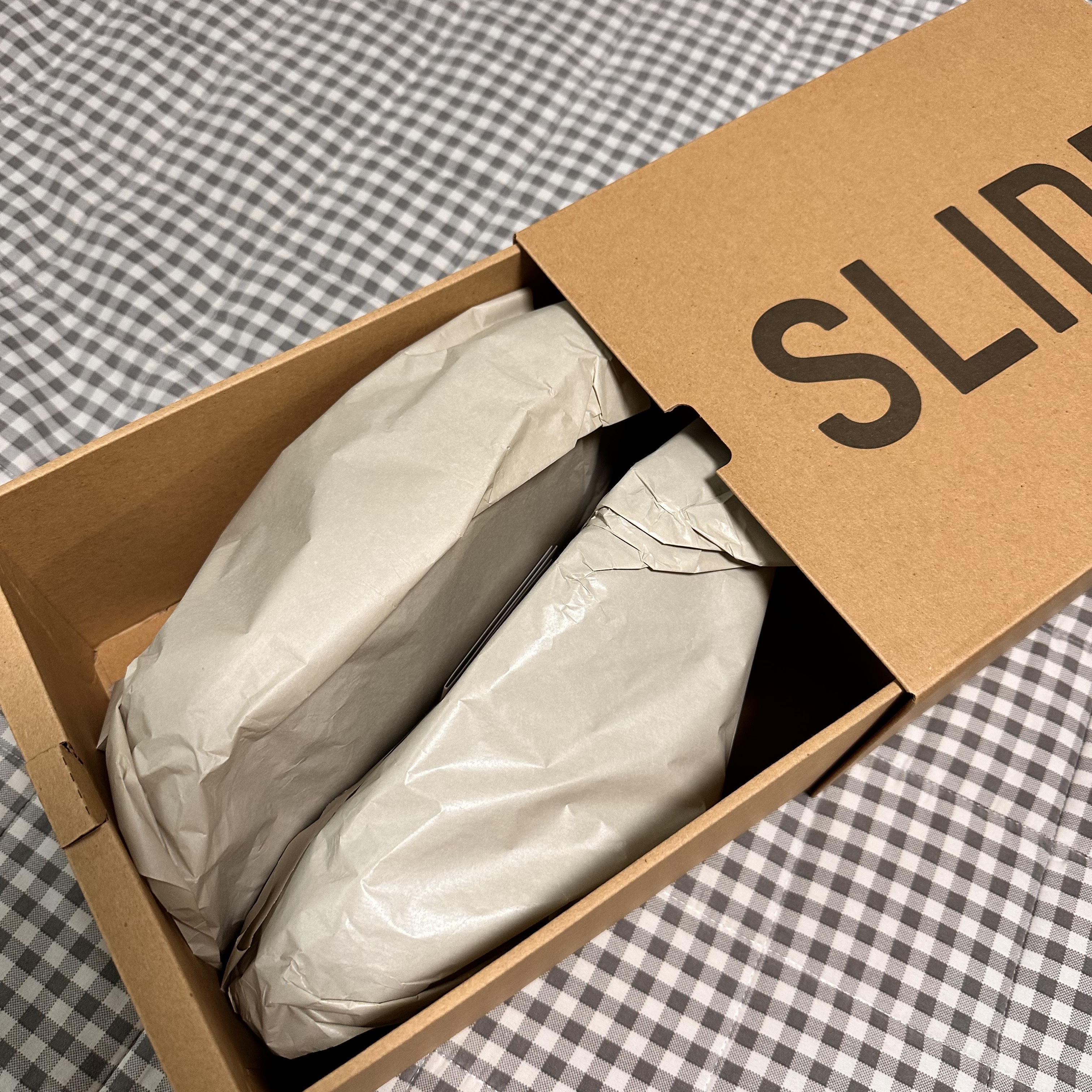 Adidas Yeezy Slide Onyx 착용 스타일 - 2