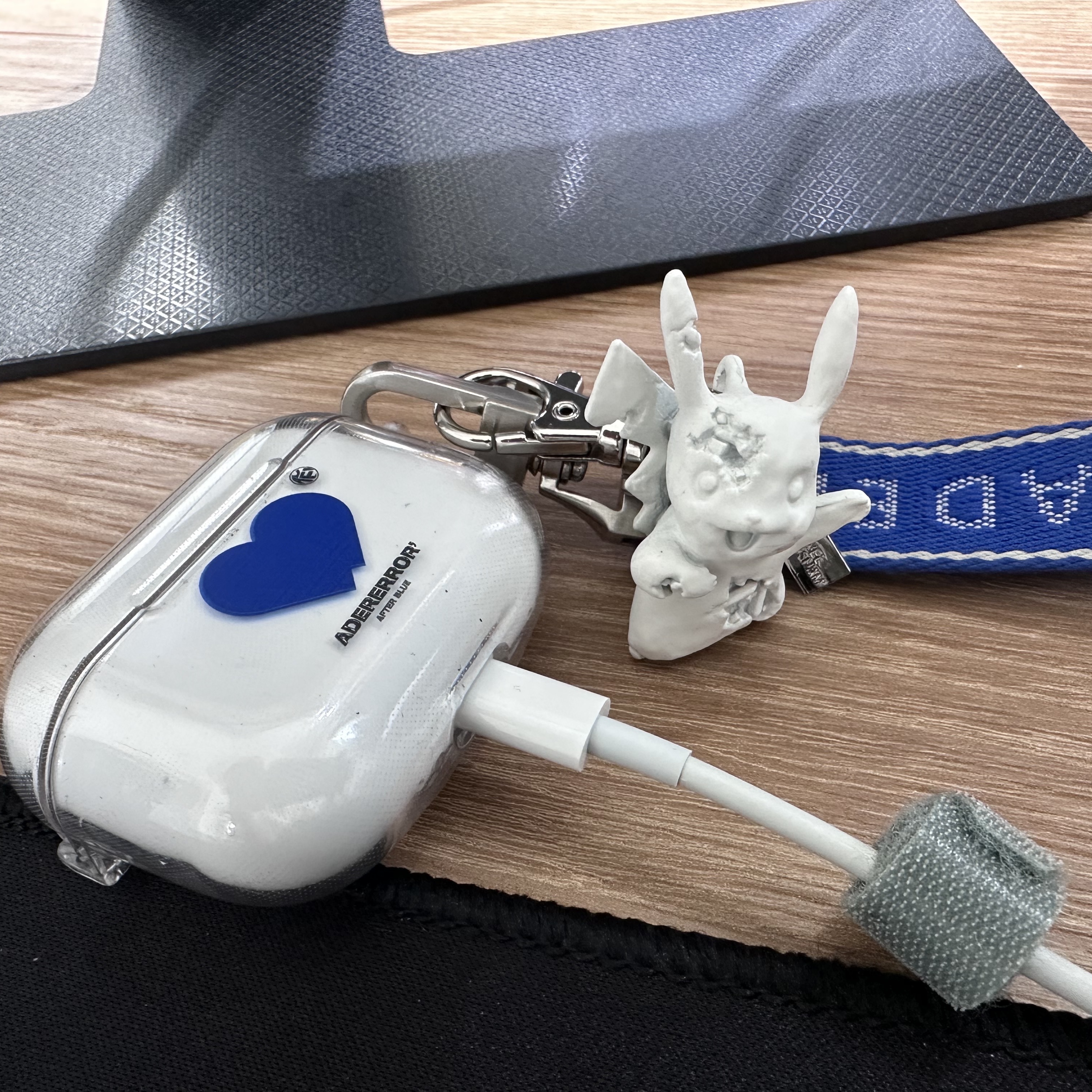 다니엘 아샴 x 포켓몬 x 2G 도쿄 크리스탈라이즈드 피카츄 키체인