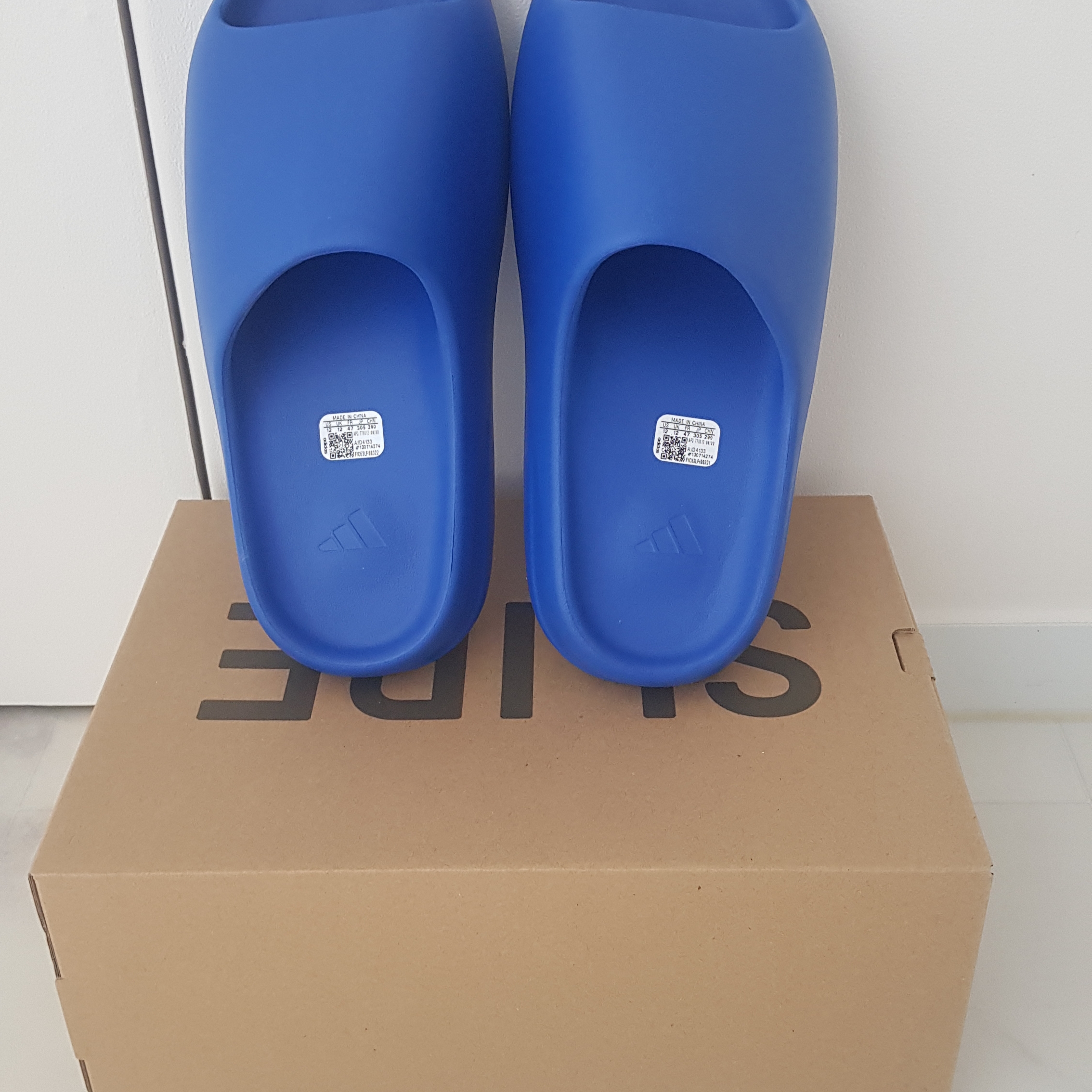 Adidas Yeezy Slide Azure 착용 스타일 - 1