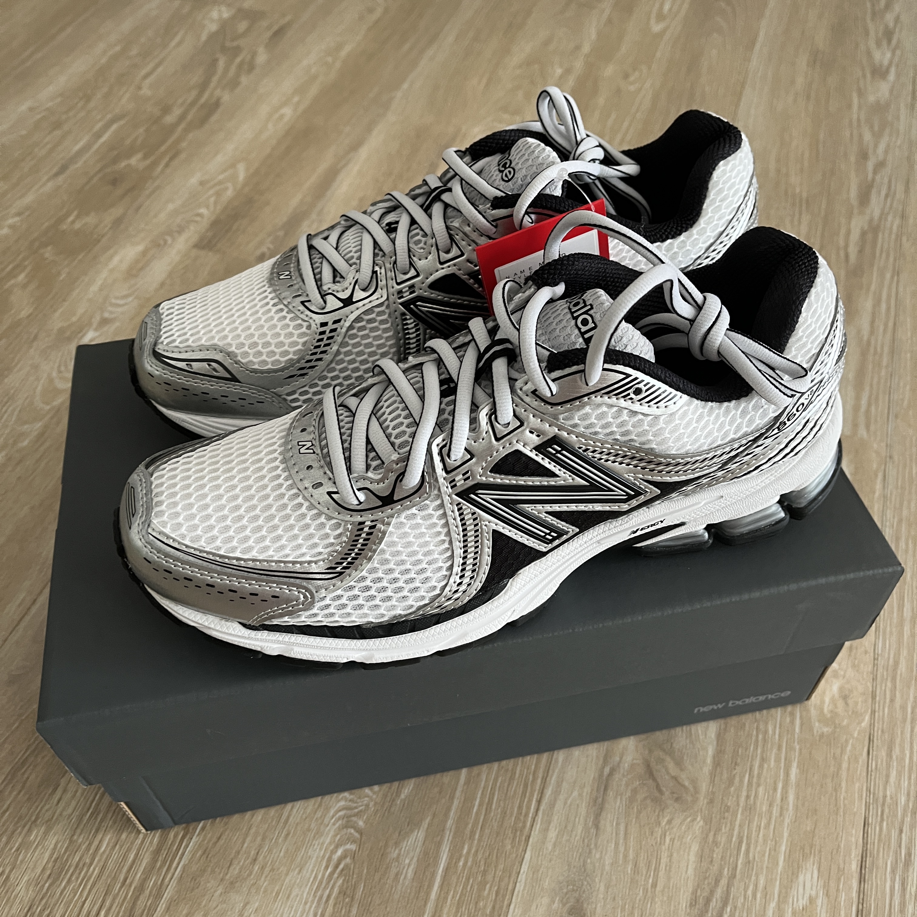 New Balance 860v2 White Black 착용 스타일