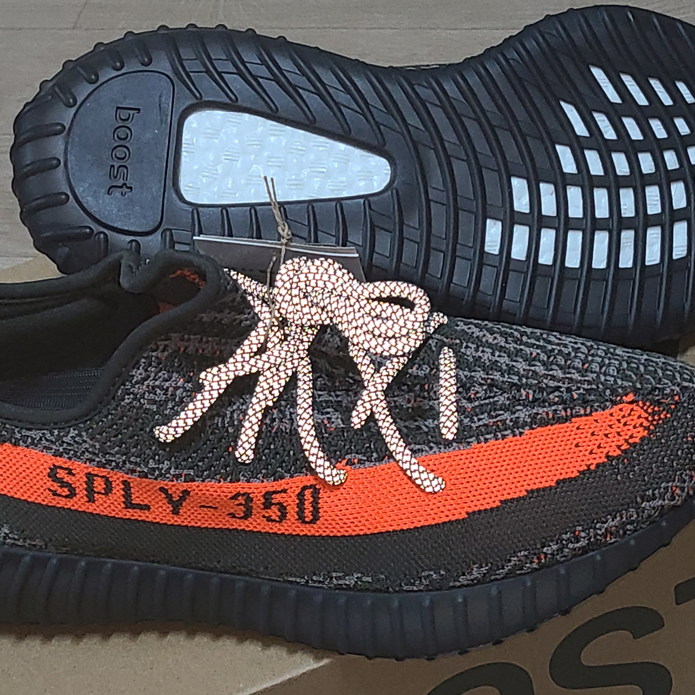 Adidas Yeezy Boost 350 V2 Carbon Beluga 착용 스타일 - 2