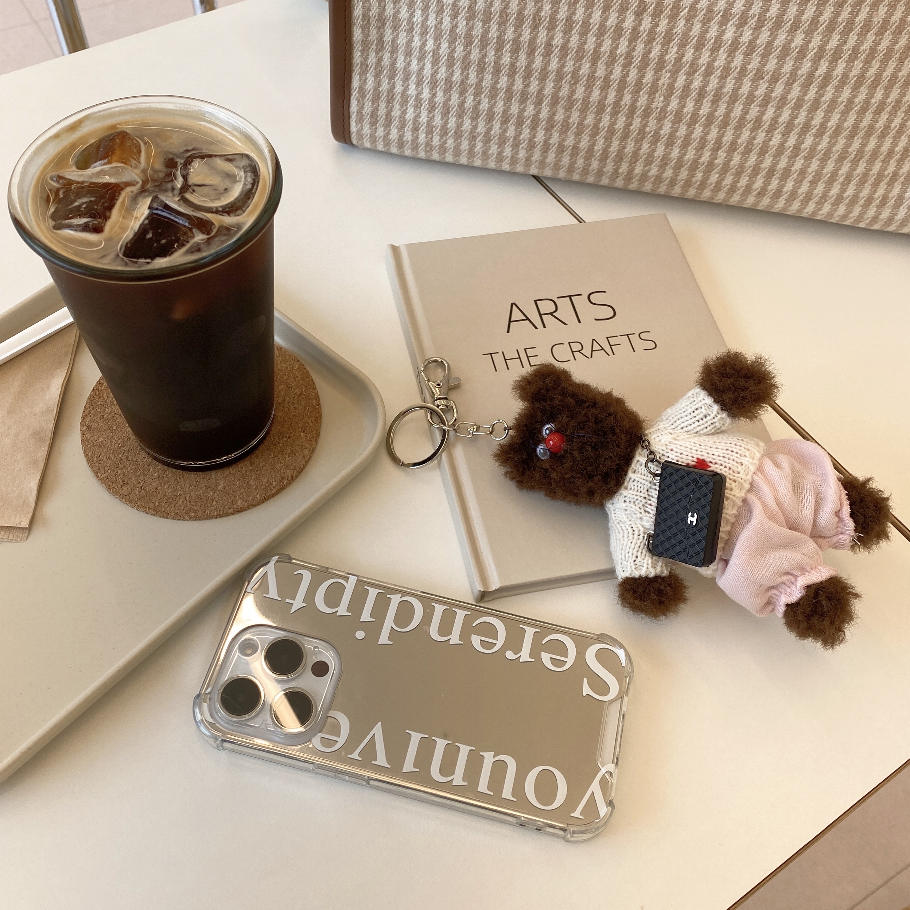 Monamhee Bred Keyring with Pink Pants Brown 착용 스타일 - 2