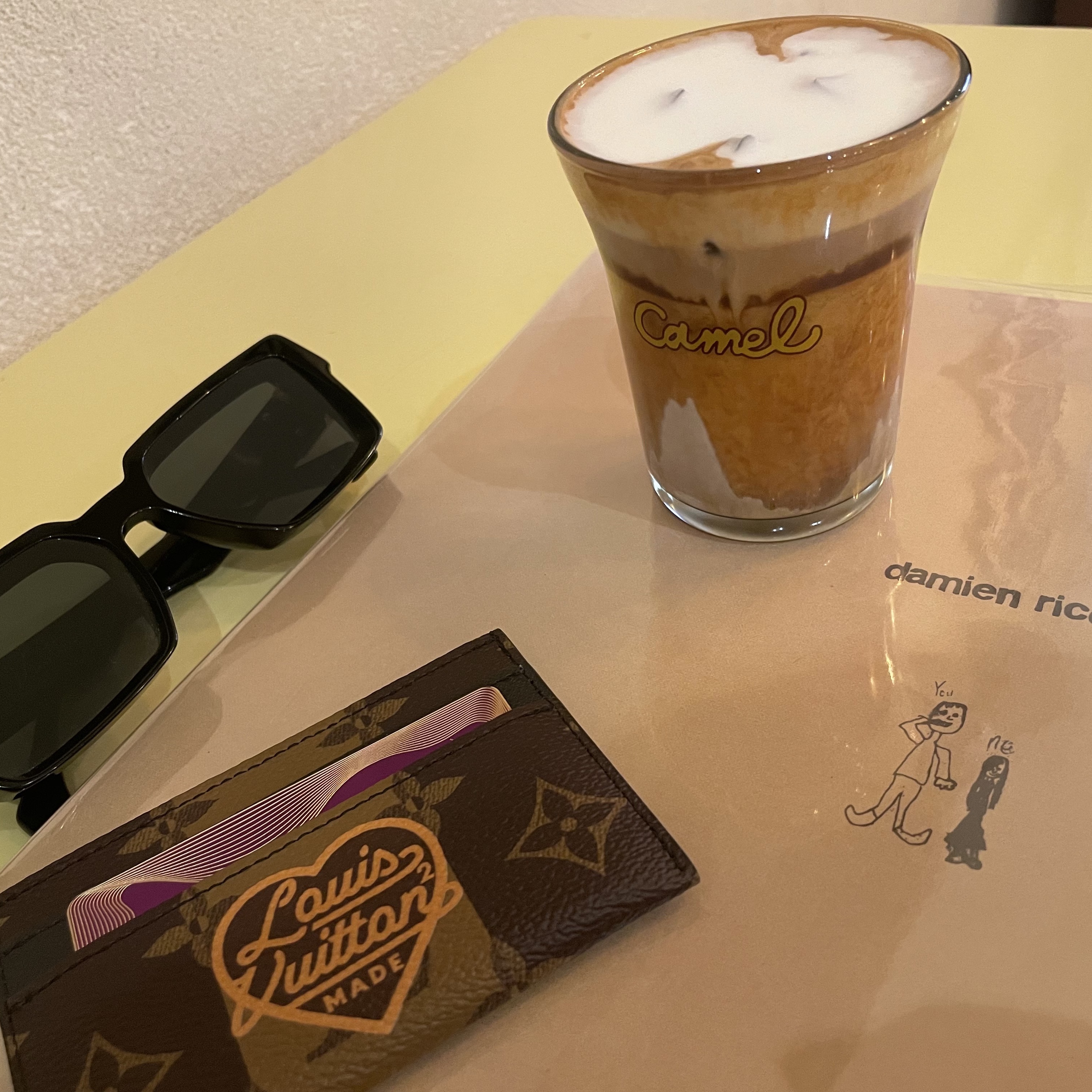 Louis Vuitton x Nigo Double Card Holder Marron 착용 스타일