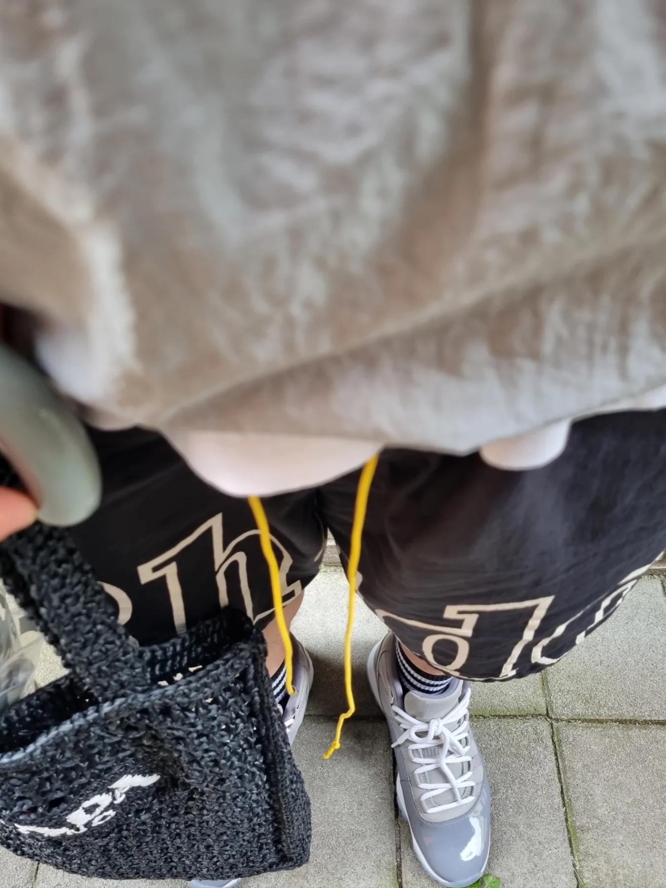 Prada Raffia Tote Bag Black, Jordan 11 Retro Cool Grey 2021 착용 스타일 - 2