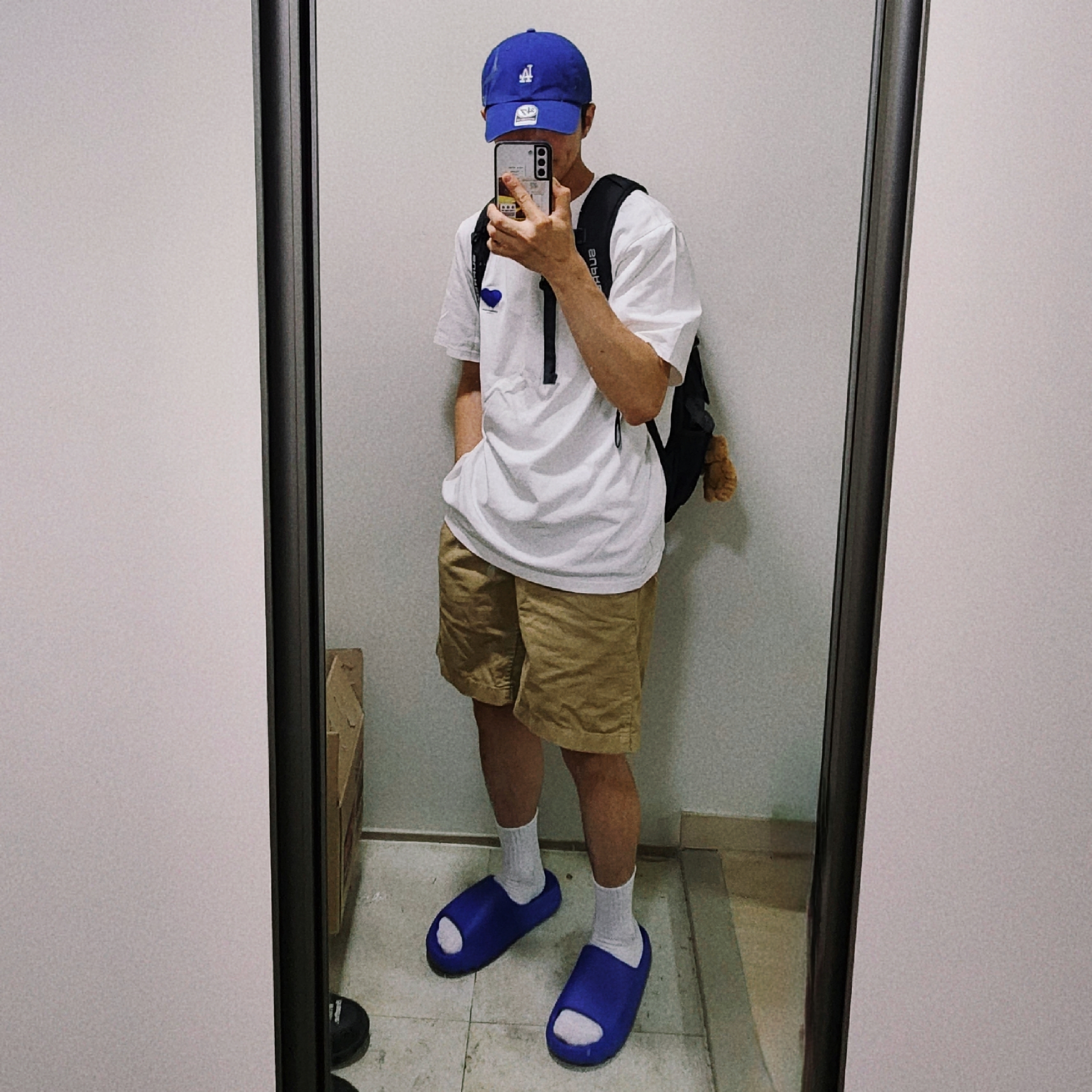 Adidas Yeezy Slide Azure, Ader Error Twin Heart Small Logo T-Shirt Off White 착용 스타일