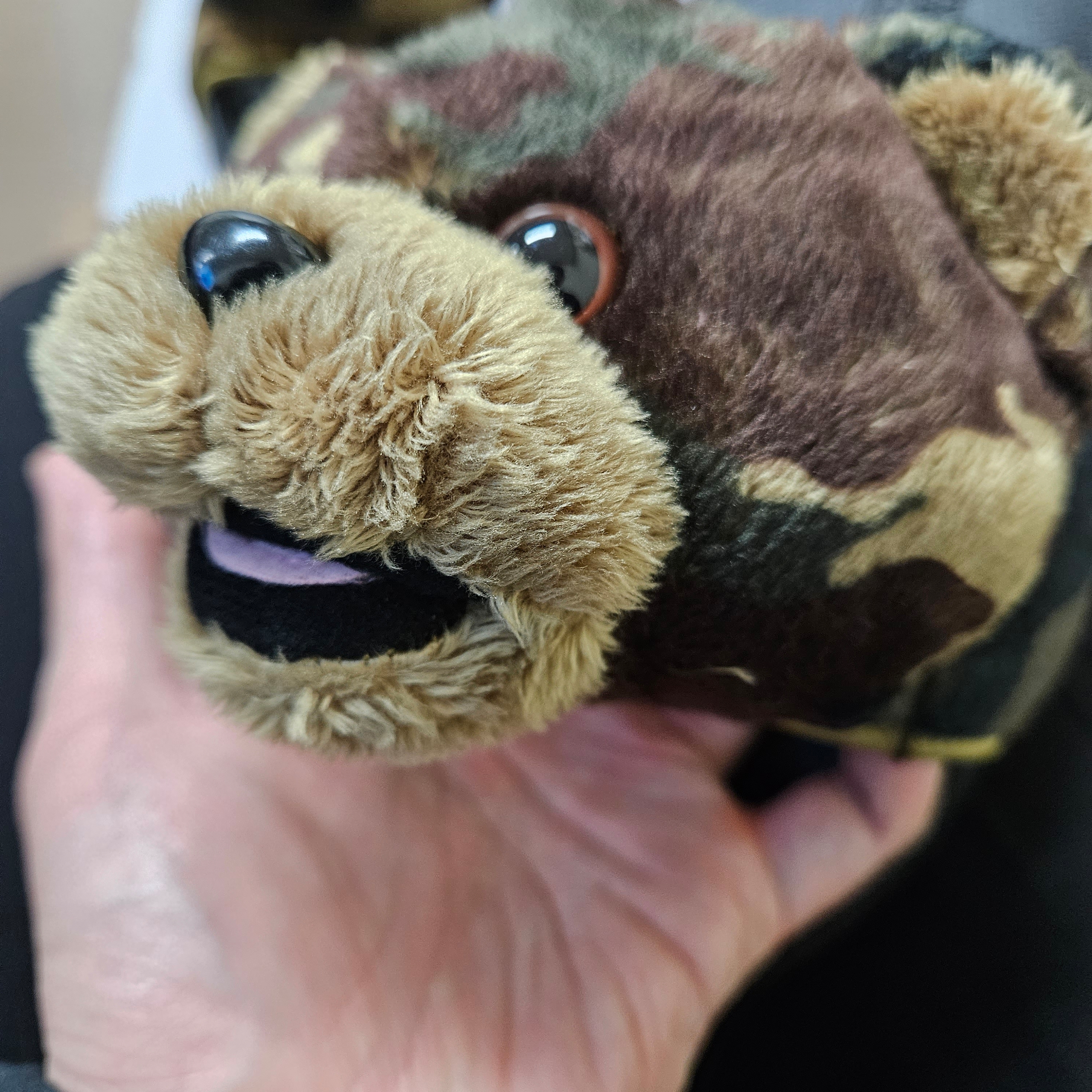 Adidas x Jeremy Scott Adilette Teddy Slide Camo 착용 스타일