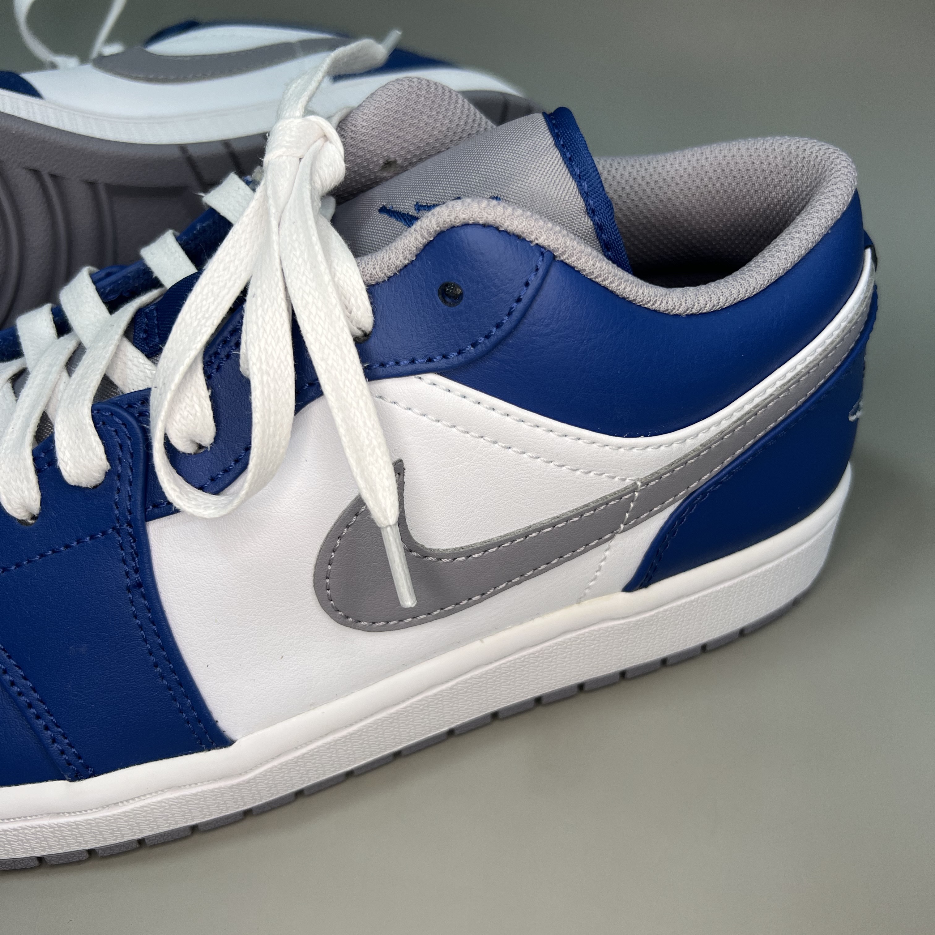 Jordan 1 Low True Blue Cement Grey 착용 스타일 - 3