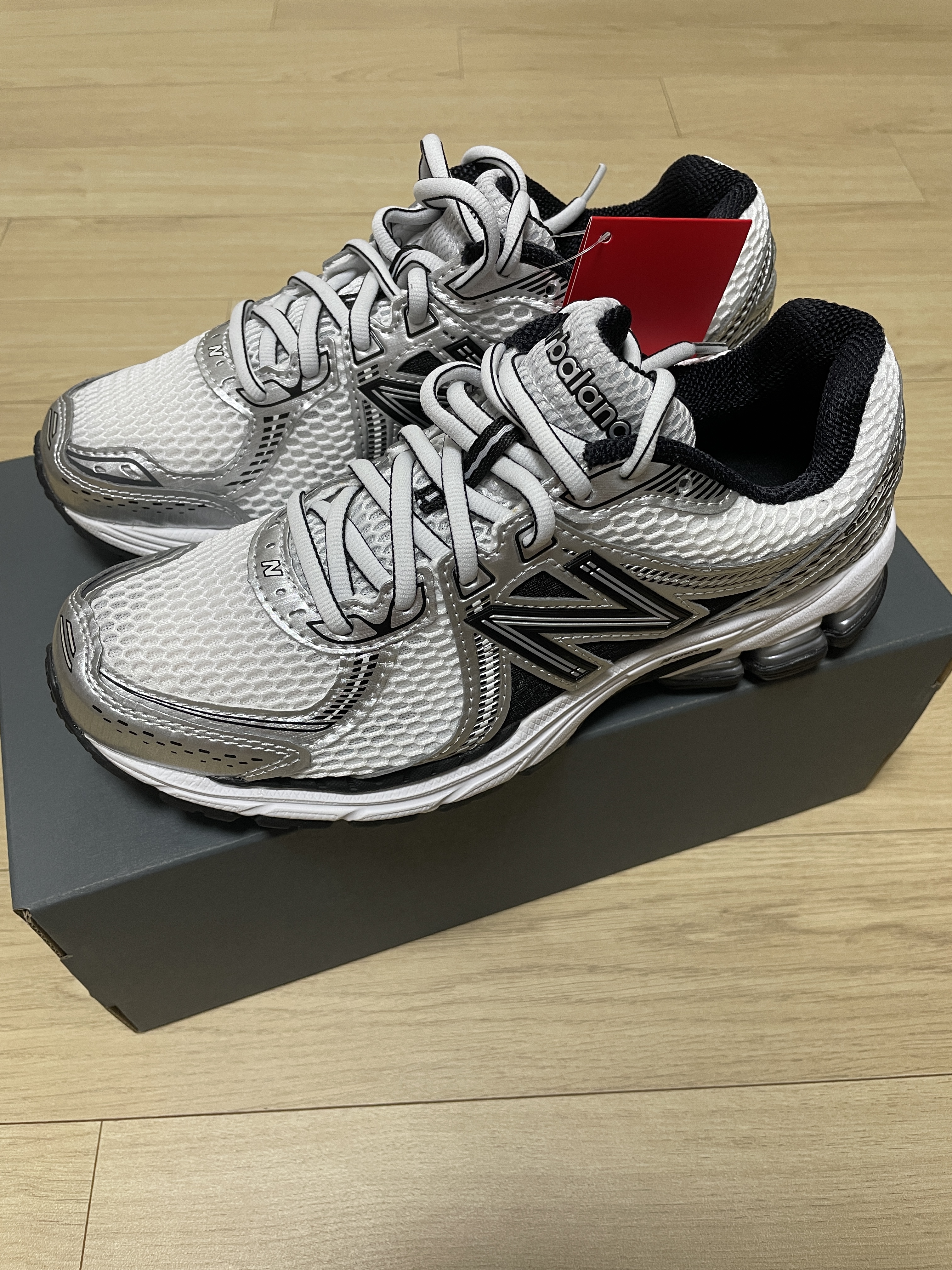 New Balance 860v2 White Black 착용 스타일 - 1