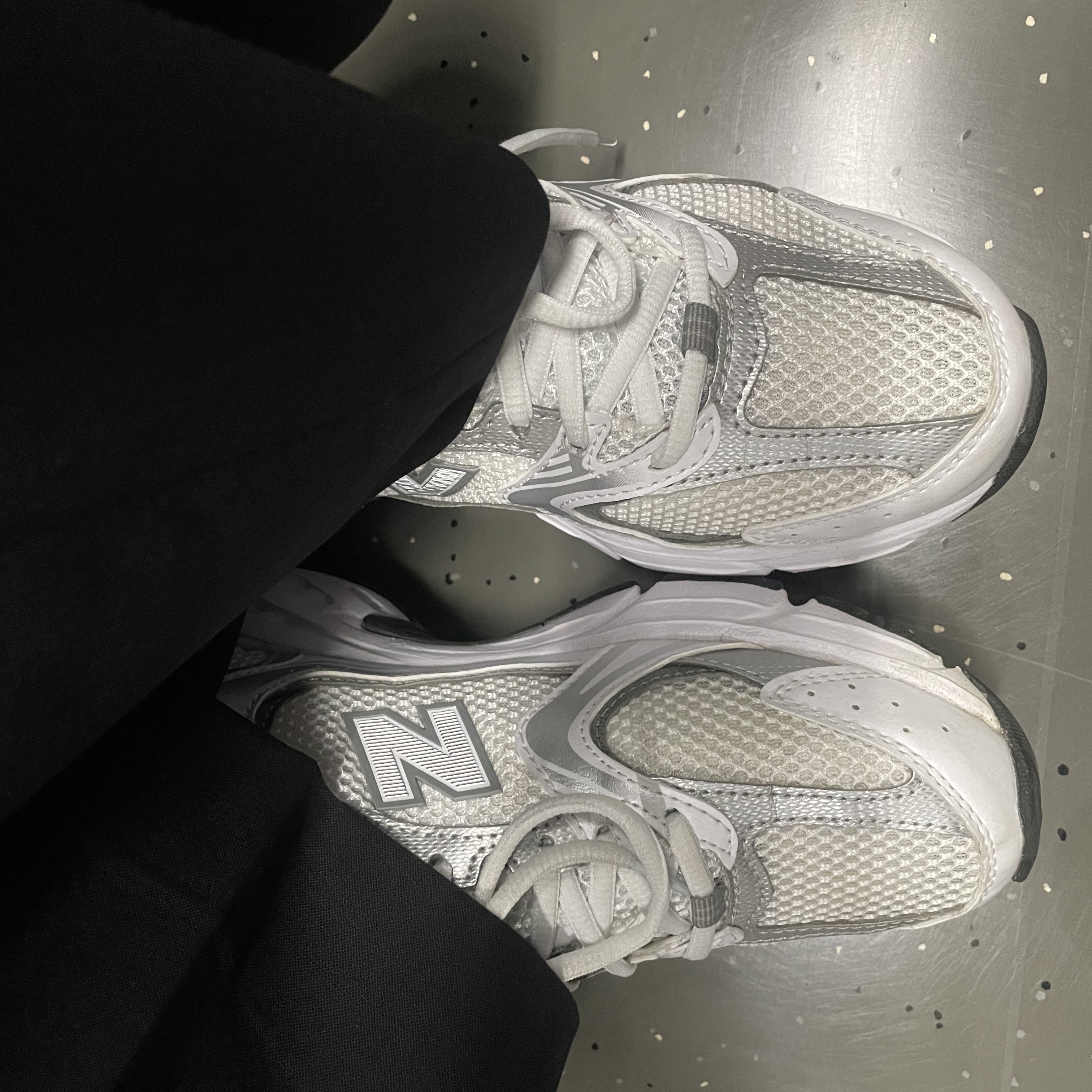 New Balance 530 White Silver 착용 스타일