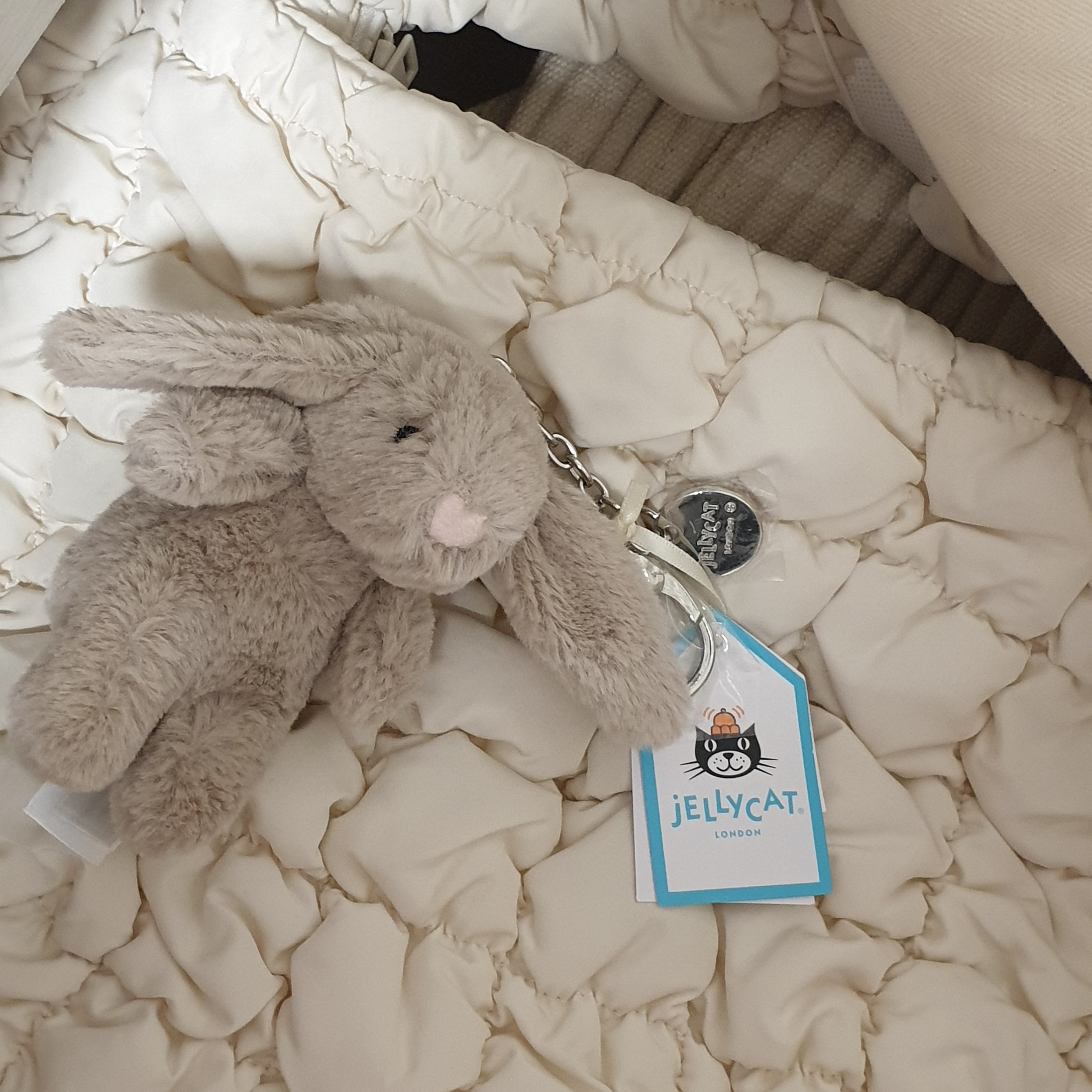 Jellycat Bashful Bunny Bag Charm Beige 착용 스타일