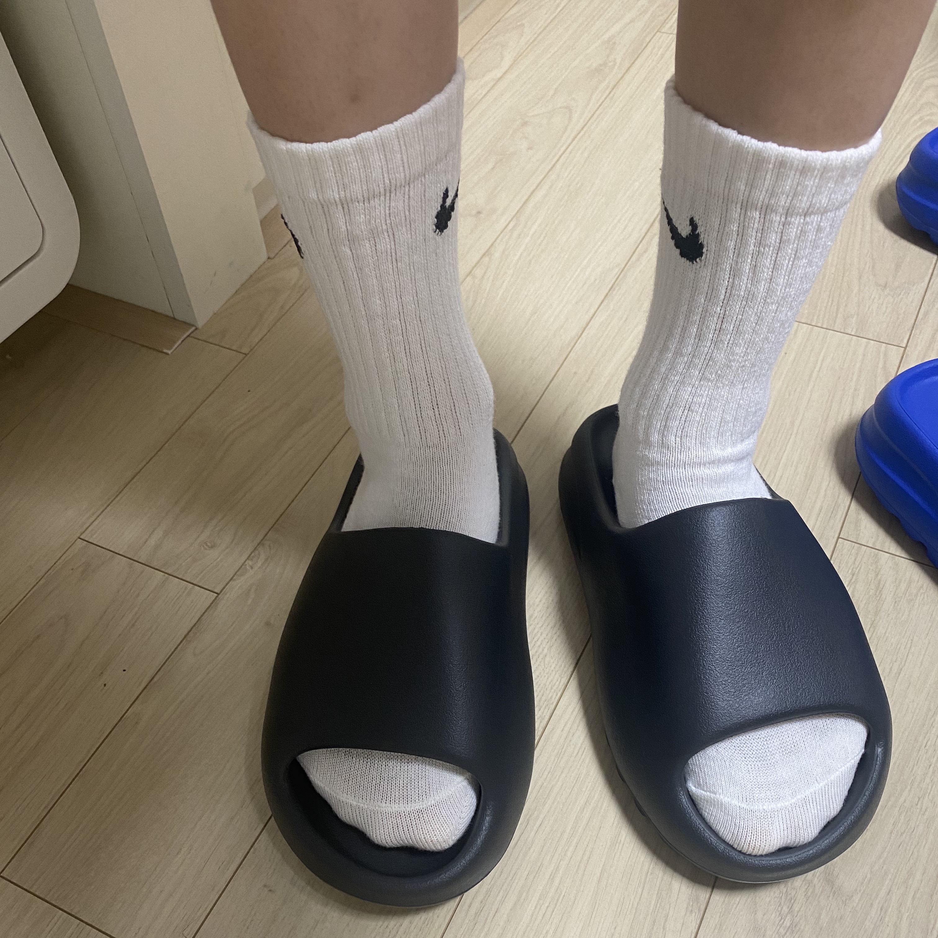 아디다스 이지 슬라이드 아주르, 아디다스 이지 슬라이드 오닉스 착용 스타일 - 4