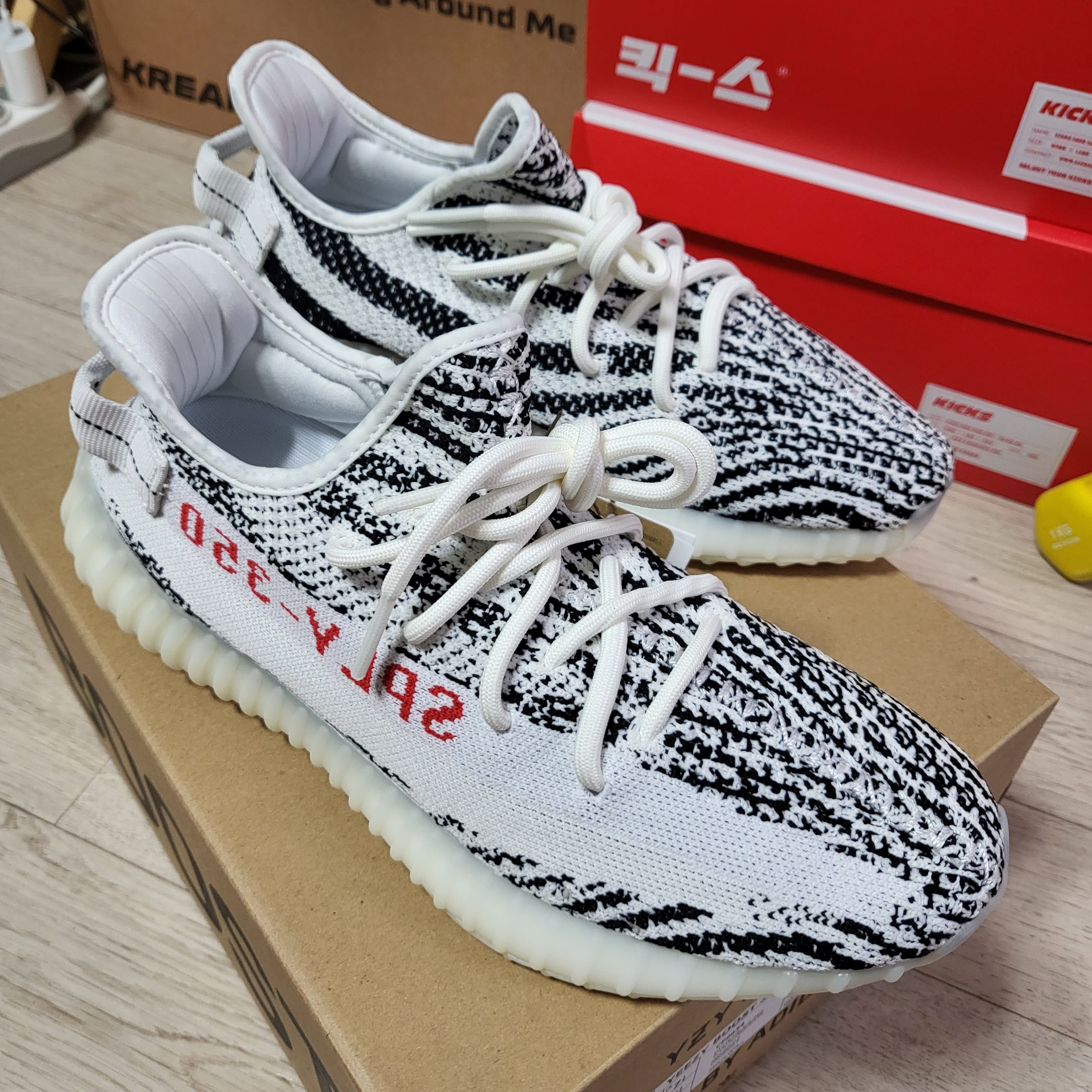 Adidas Yeezy Boost 350 V2 Zebra 2022/2023 착용 스타일 - 1