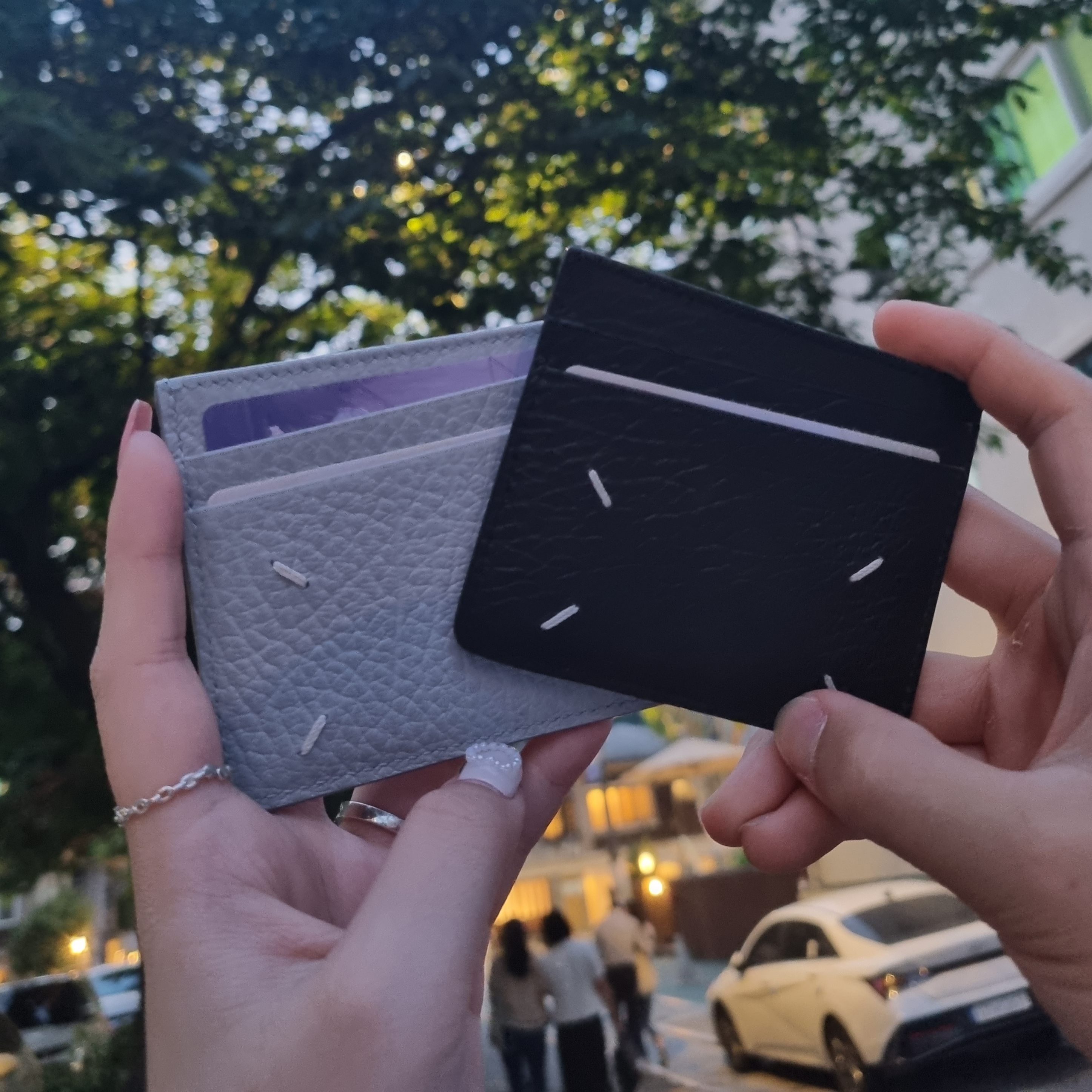 Maison Margiela Stitch Card Holder Pale Blue, Maison Margiela Stitch Card Holder Black 착용 스타일