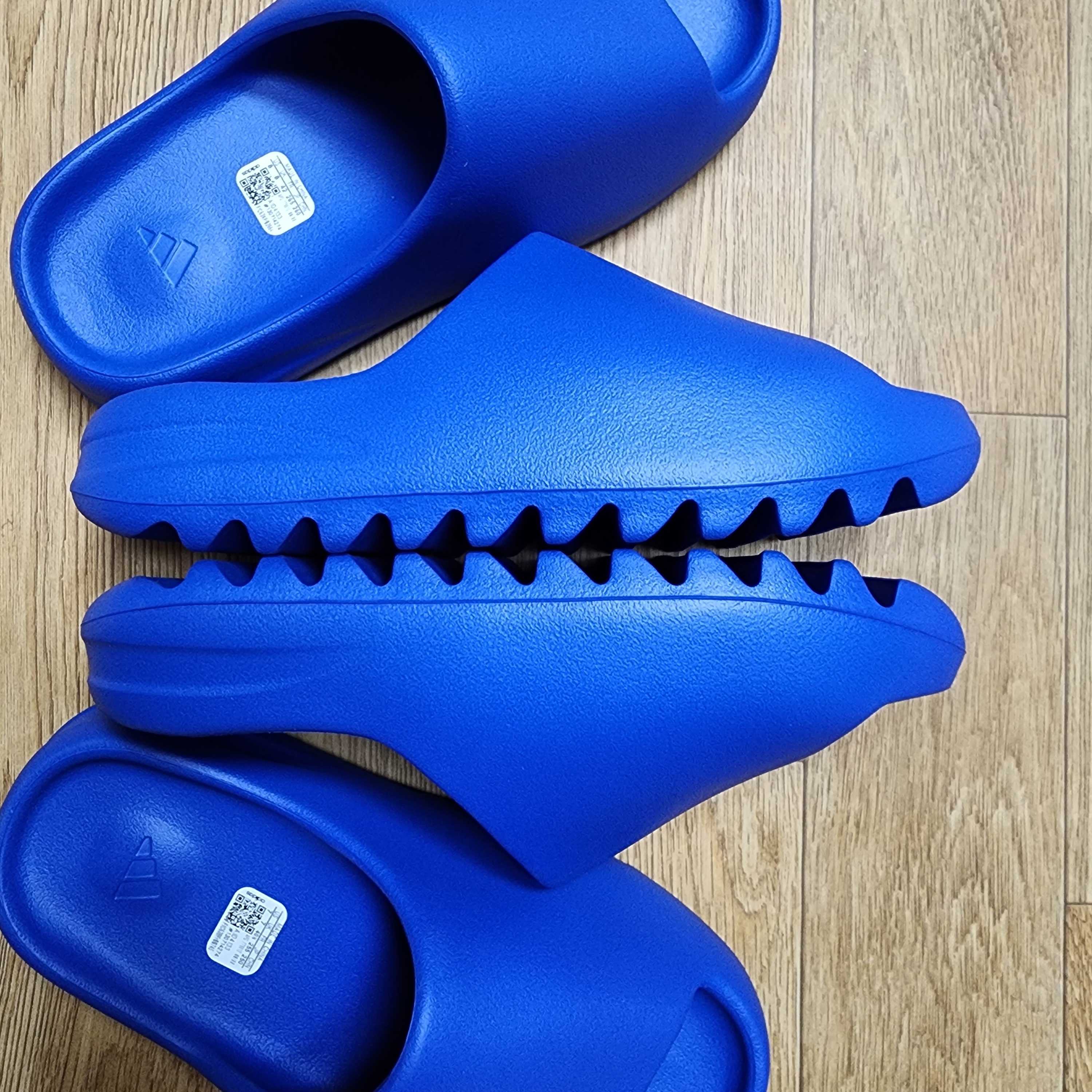 Adidas Yeezy Slide Azure 착용 스타일 - 1