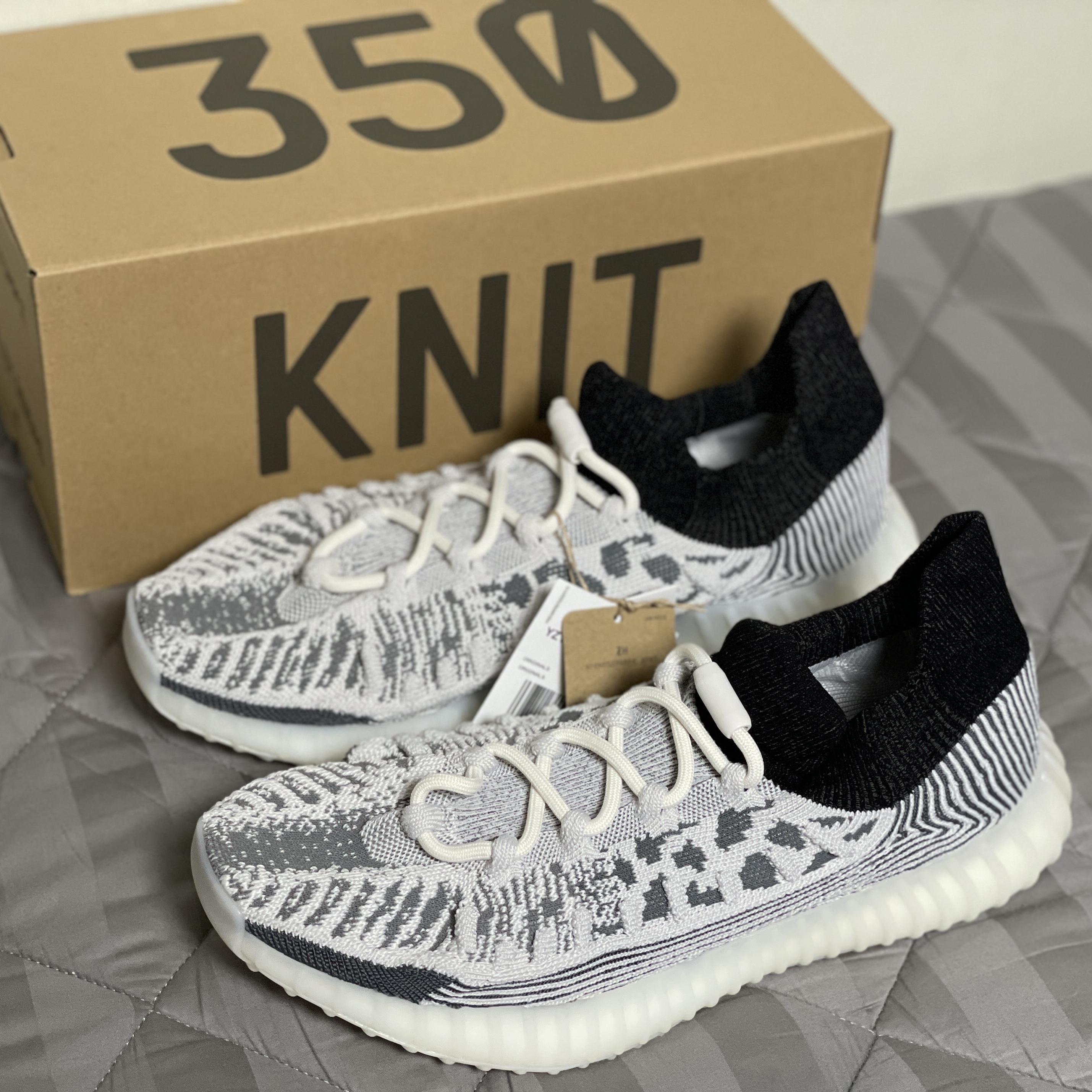Adidas Yeezy 350 V2 CMPCT Slate White 착용 스타일