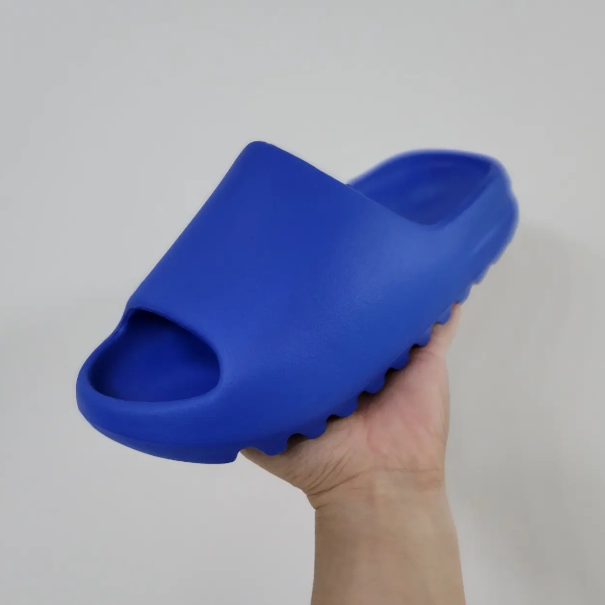 Adidas Yeezy Slide Azure 착용 스타일 - 1