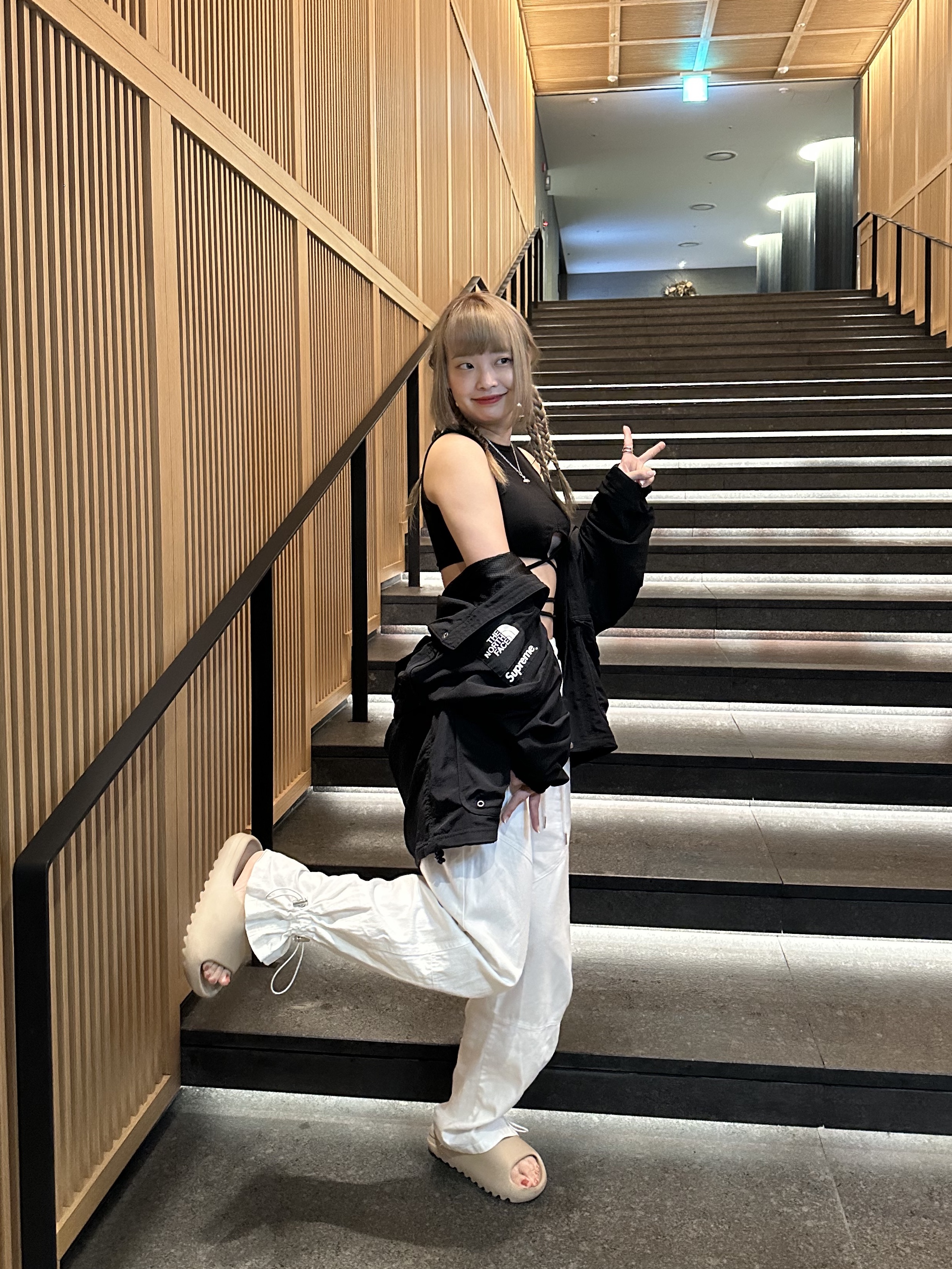 Supreme x The North Face Trekking Convertible Jacket Black - 22SS, Adidas Yeezy Slide Pure - Re-Release Ver. 착용 스타일 - 1