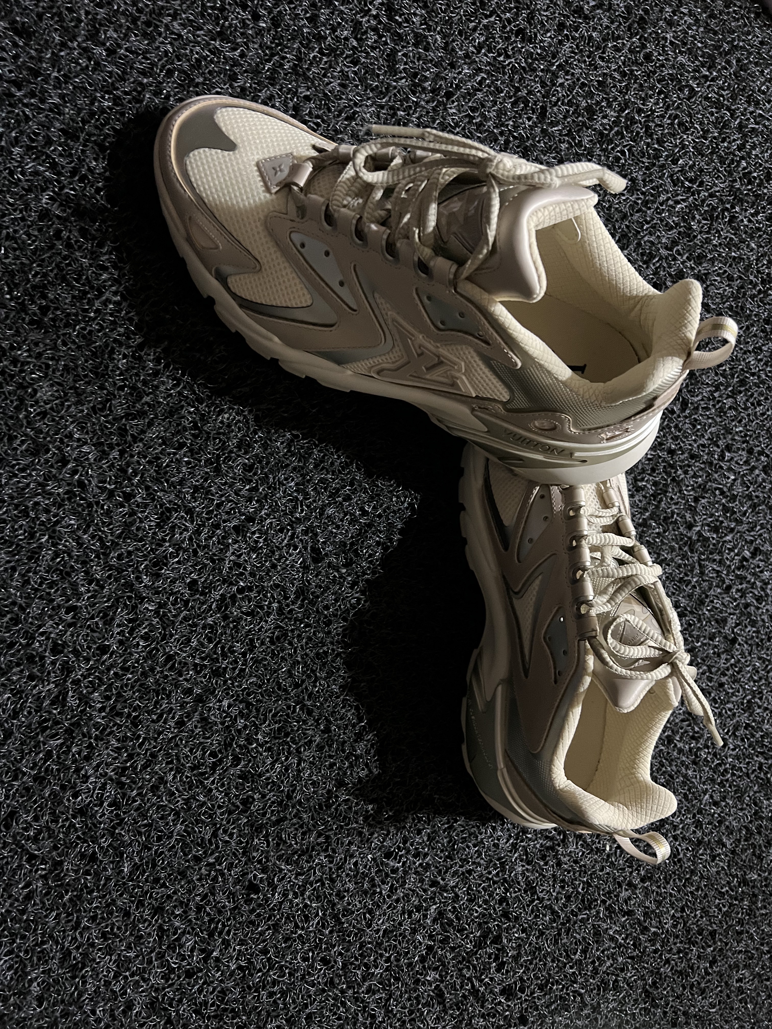 Louis Vuitton Runner Tatic Sneakers Beige 착용 스타일 - 1