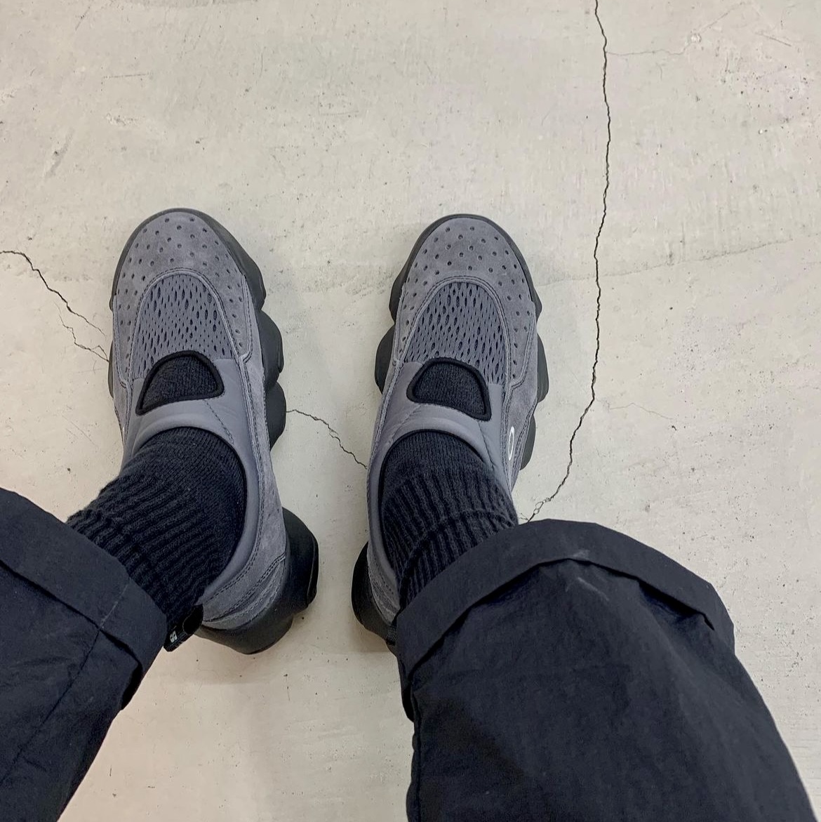 Oakley Factory Team x Brain Dead Flesh Sandal Asphalt 착용 스타일 - 1