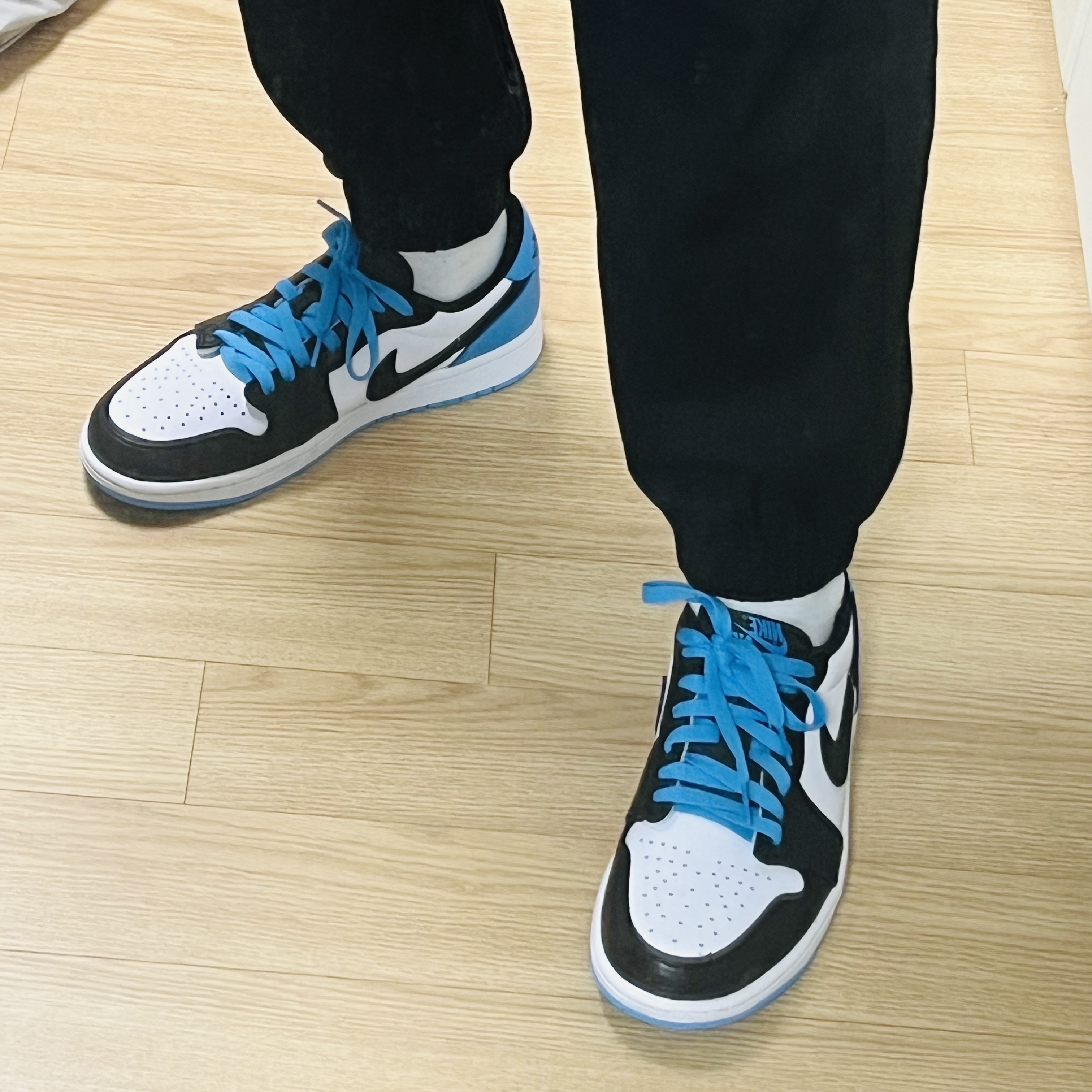 Jordan 1 Retro Low OG Black and Dark Powder Blue 착용 스타일 - 3