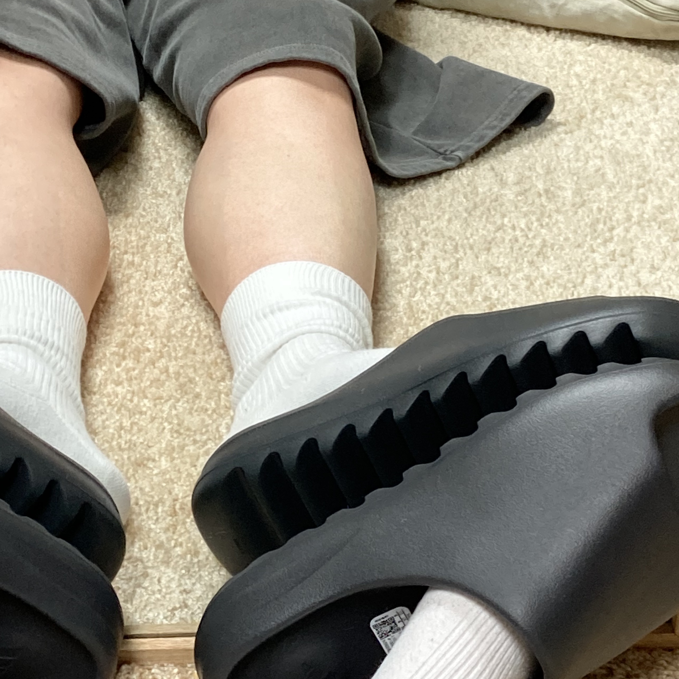 Adidas Yeezy Slide Onyx 착용 스타일