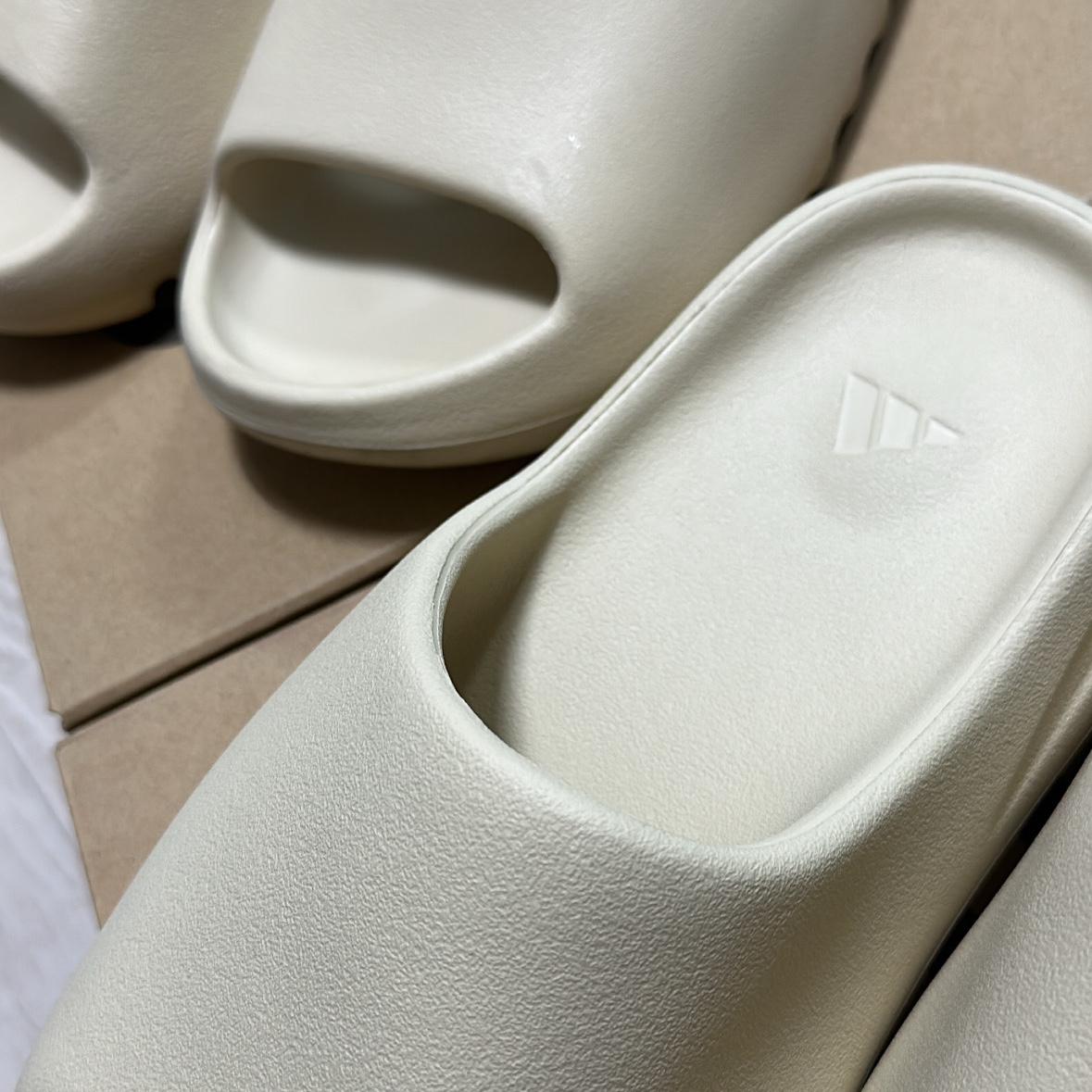 Adidas Yeezy Slide Bone 2022/2023 착용 스타일