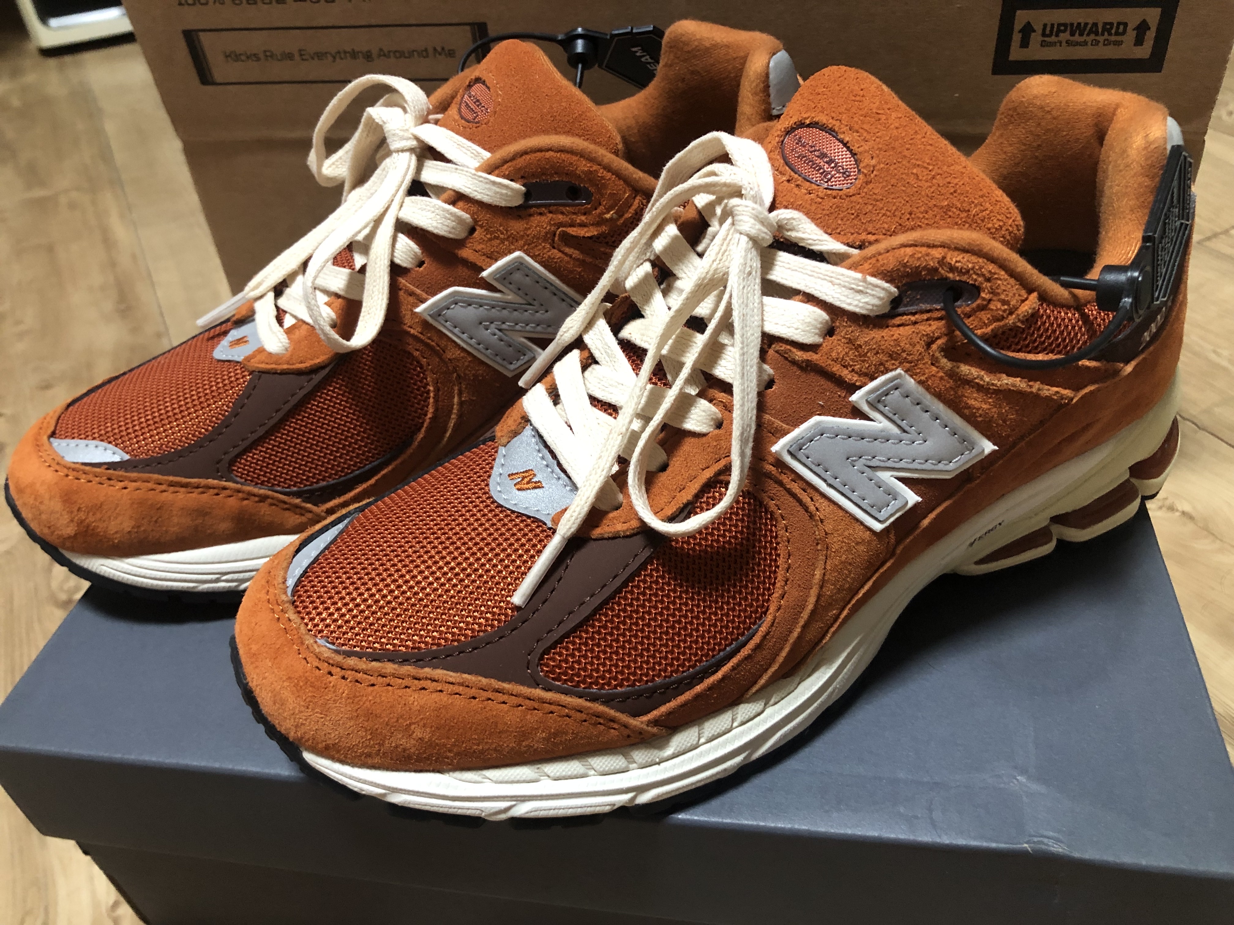 New Balance 2002R Rust Oxide 착용 스타일 - 2