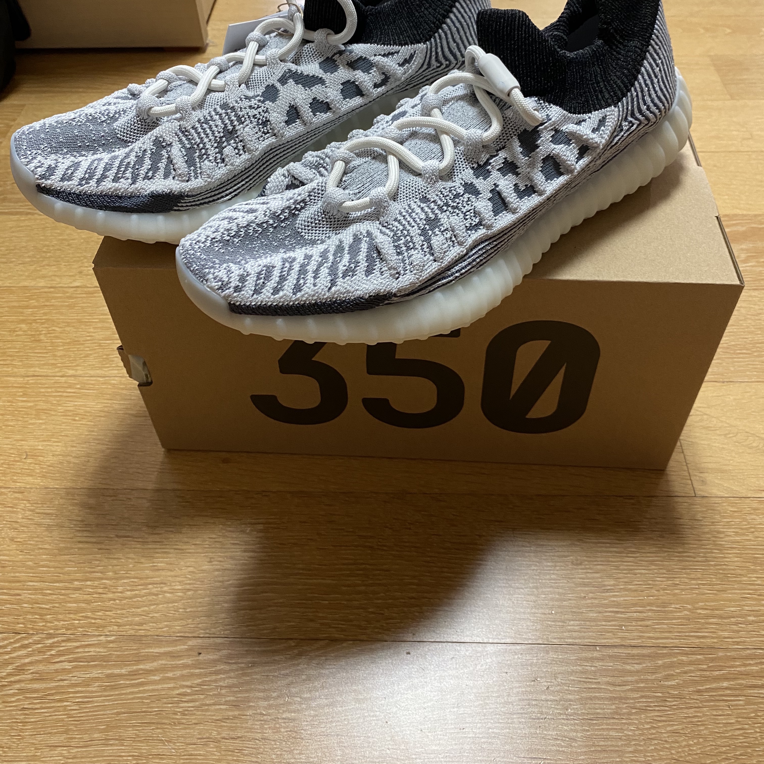 Adidas Yeezy 350 V2 CMPCT Slate White 착용 스타일 - 2