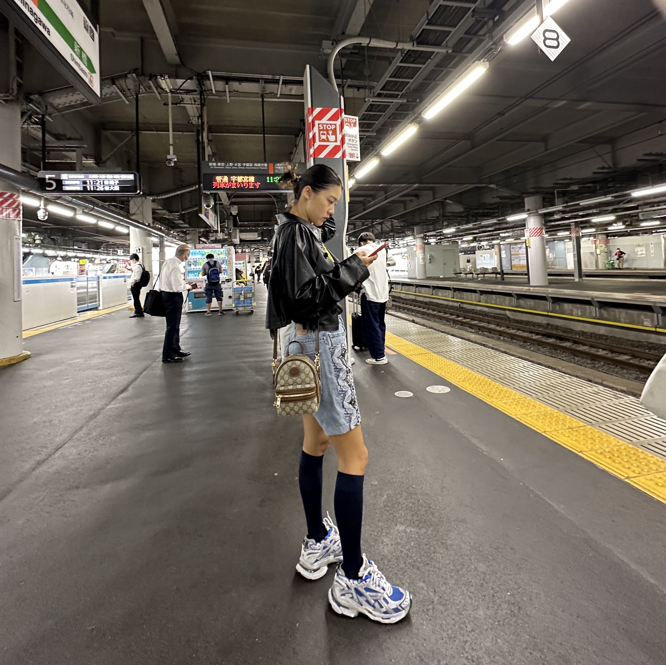 (W) MM6 Maison Margiela Cropped Trench Jacket Black, Balenciaga Runner Sneakers Blue White 착용 스타일 - 2